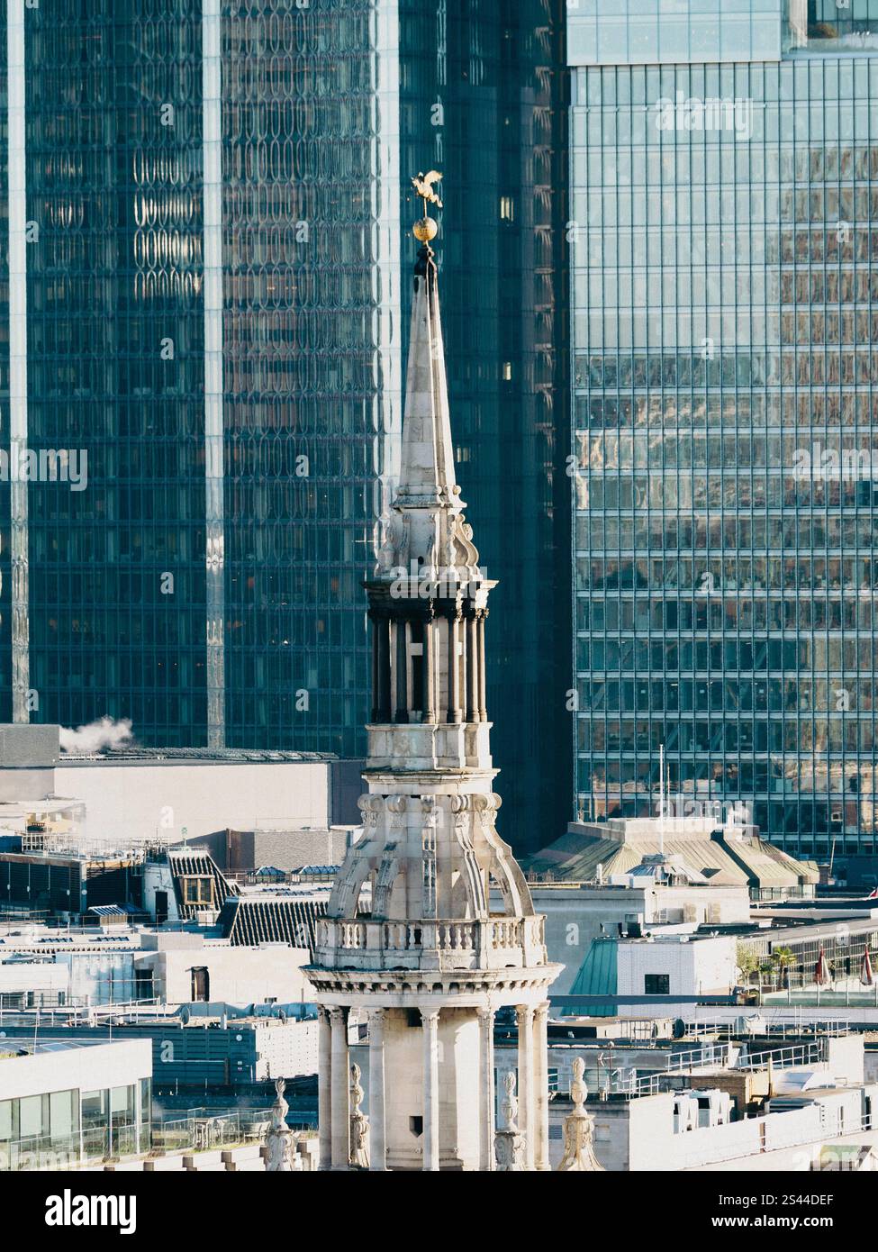 St Mary-le-Bow Spire e The City of London, Financial District, Londra, Inghilterra, Regno Unito, GB. Foto Stock