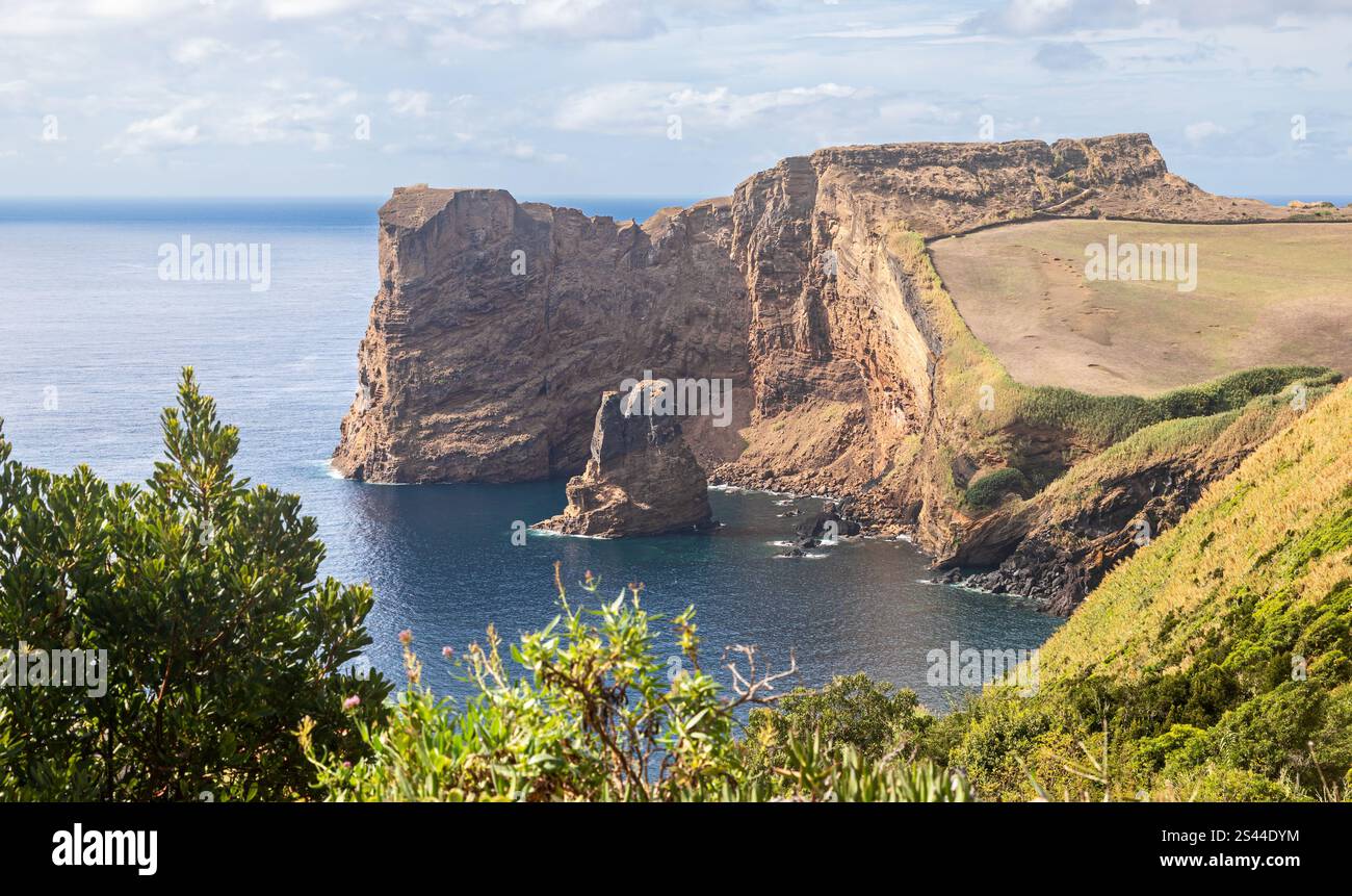 Costa meridionale di Sao Jorge (isole Azzorre) vicino a Velas con roccia vulcanica Morro de Lemos Foto Stock