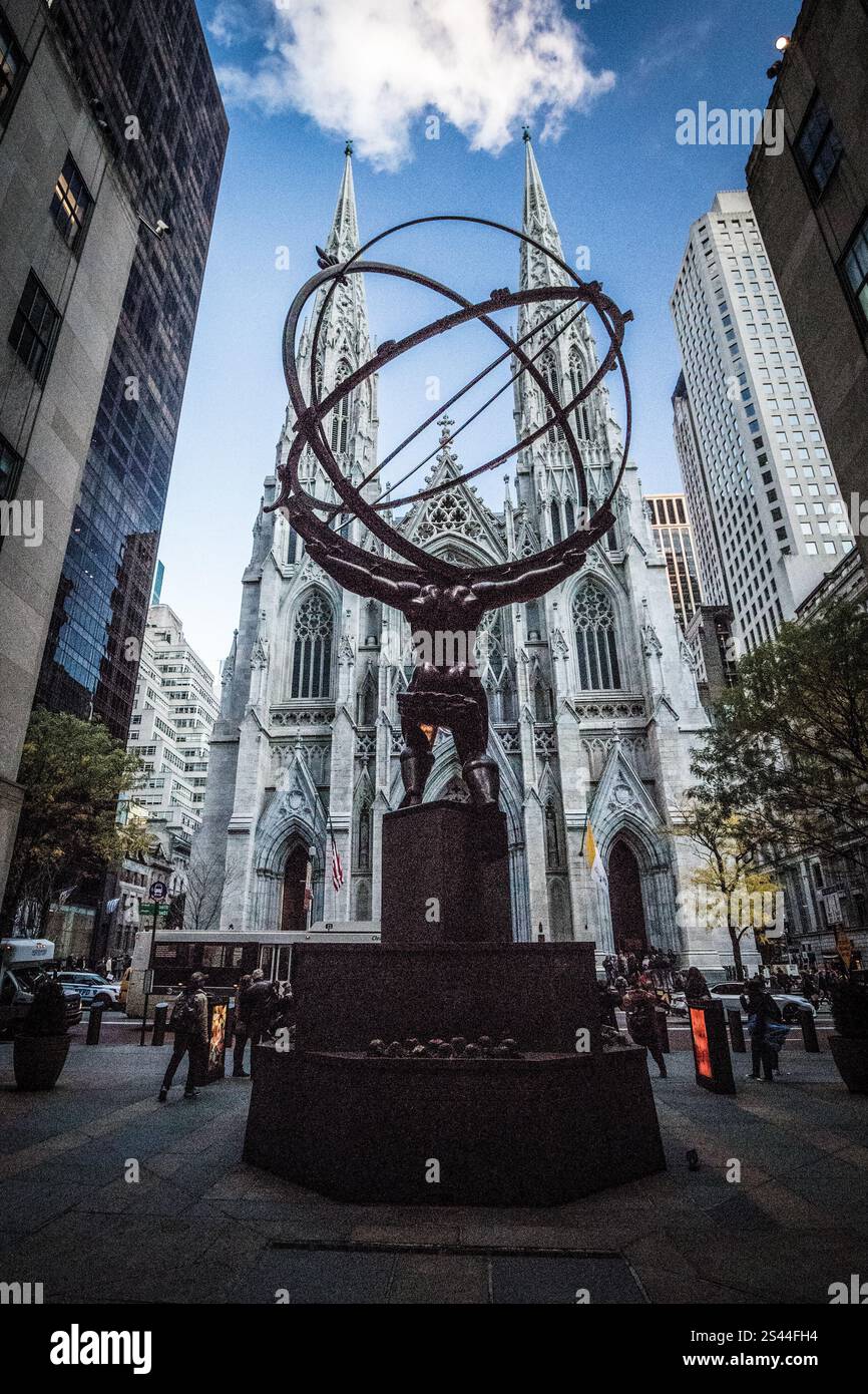 Statua dell'Atlante al Rockefeller Center con la Cattedrale di San Patrizio sullo sfondo Foto Stock