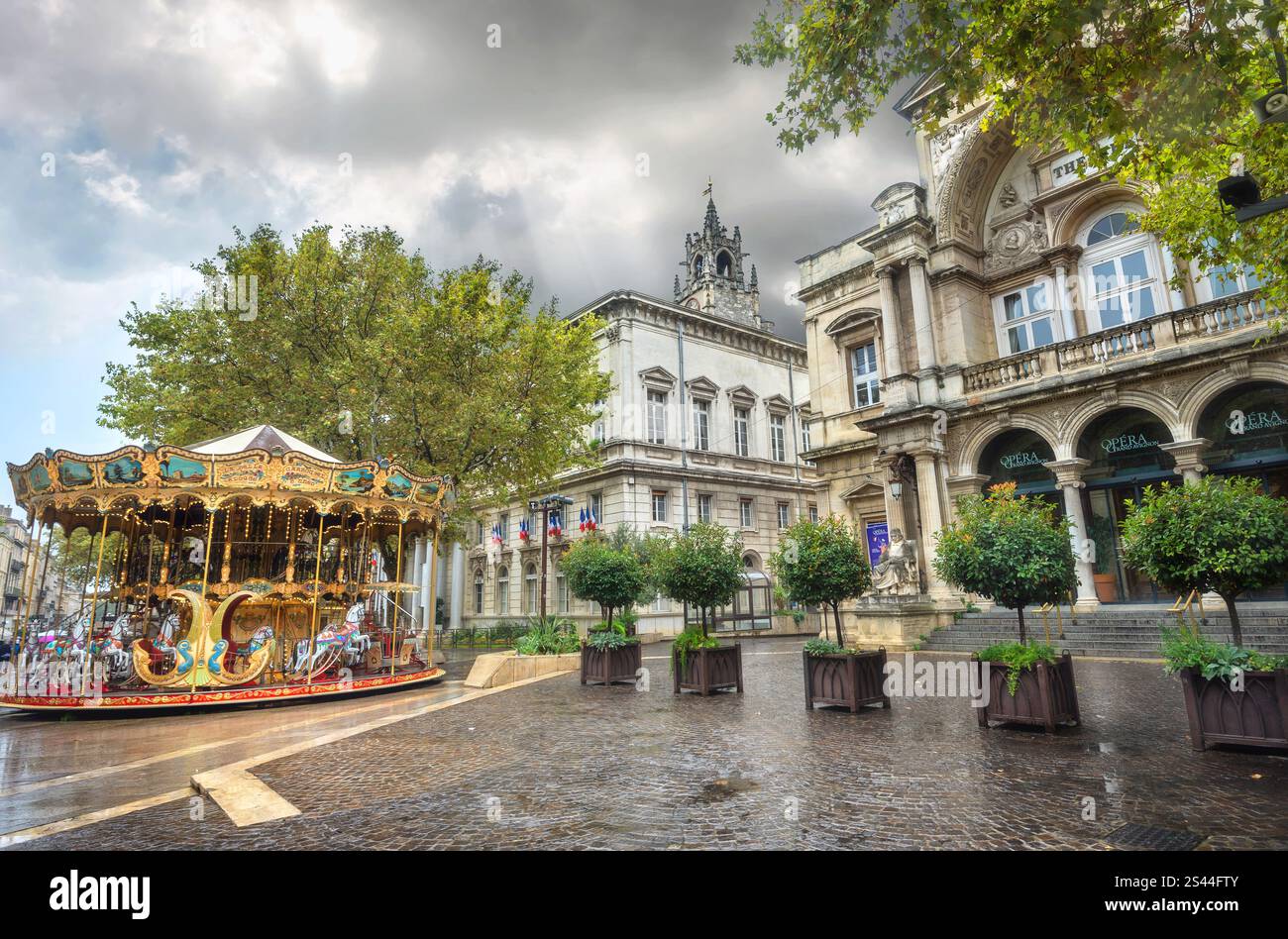 Paesaggio urbano con piazza del teatro e vista del Teatro dell'Opera nella città storica nel sud della Francia. Avignone, Provenza, Francia Foto Stock