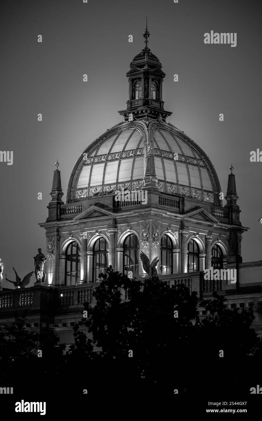 Cupola di vetro del Museo Nazionale di Praga di notte Foto Stock Cupola di vetro del Museo Nazionale di Praga di notte Foto Stock