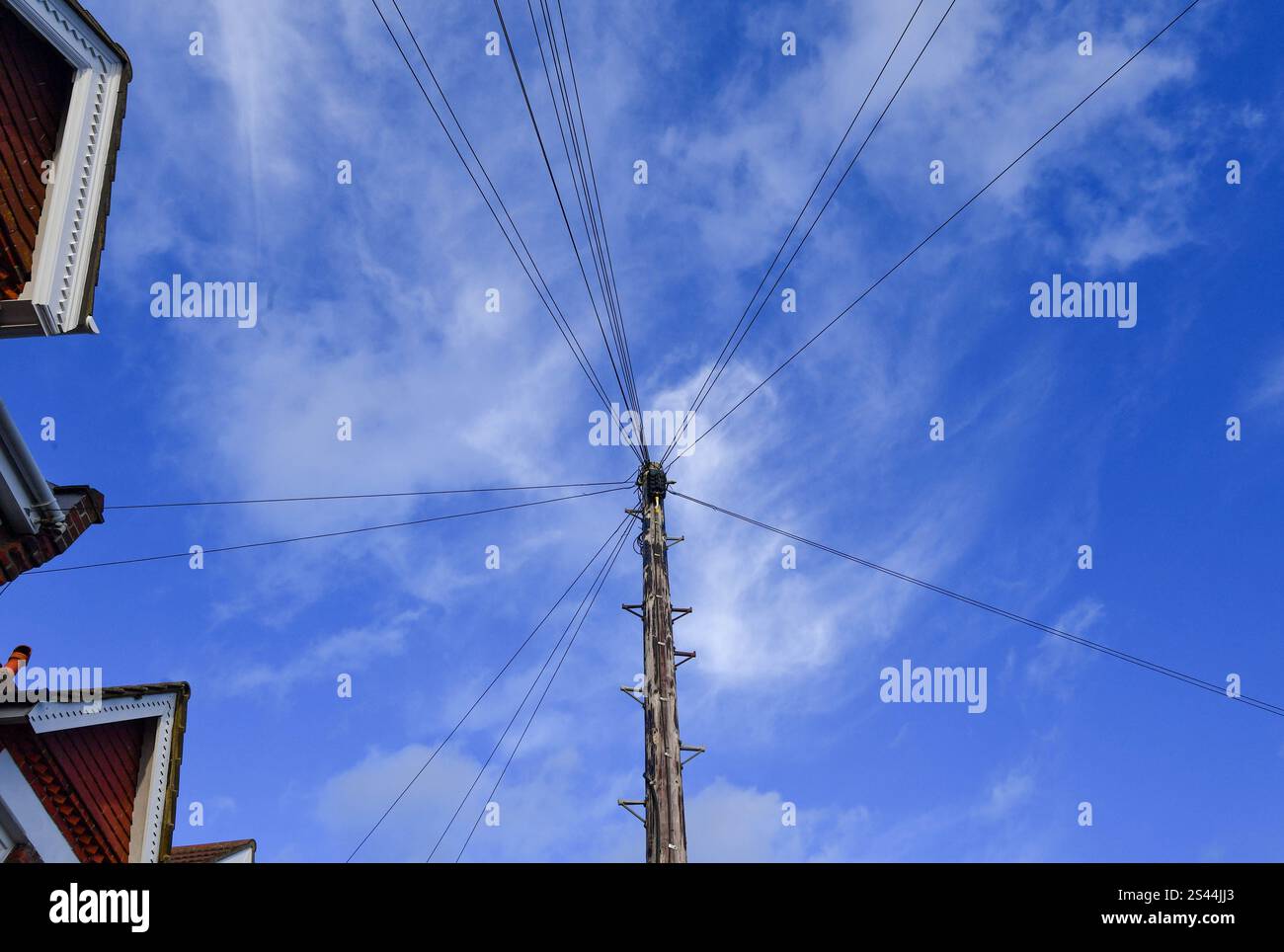 Guardando in alto a BT Open REACH Telegraph Pole e cavi telefonici con cielo dietro a Brighton Regno Unito : Foto Stock