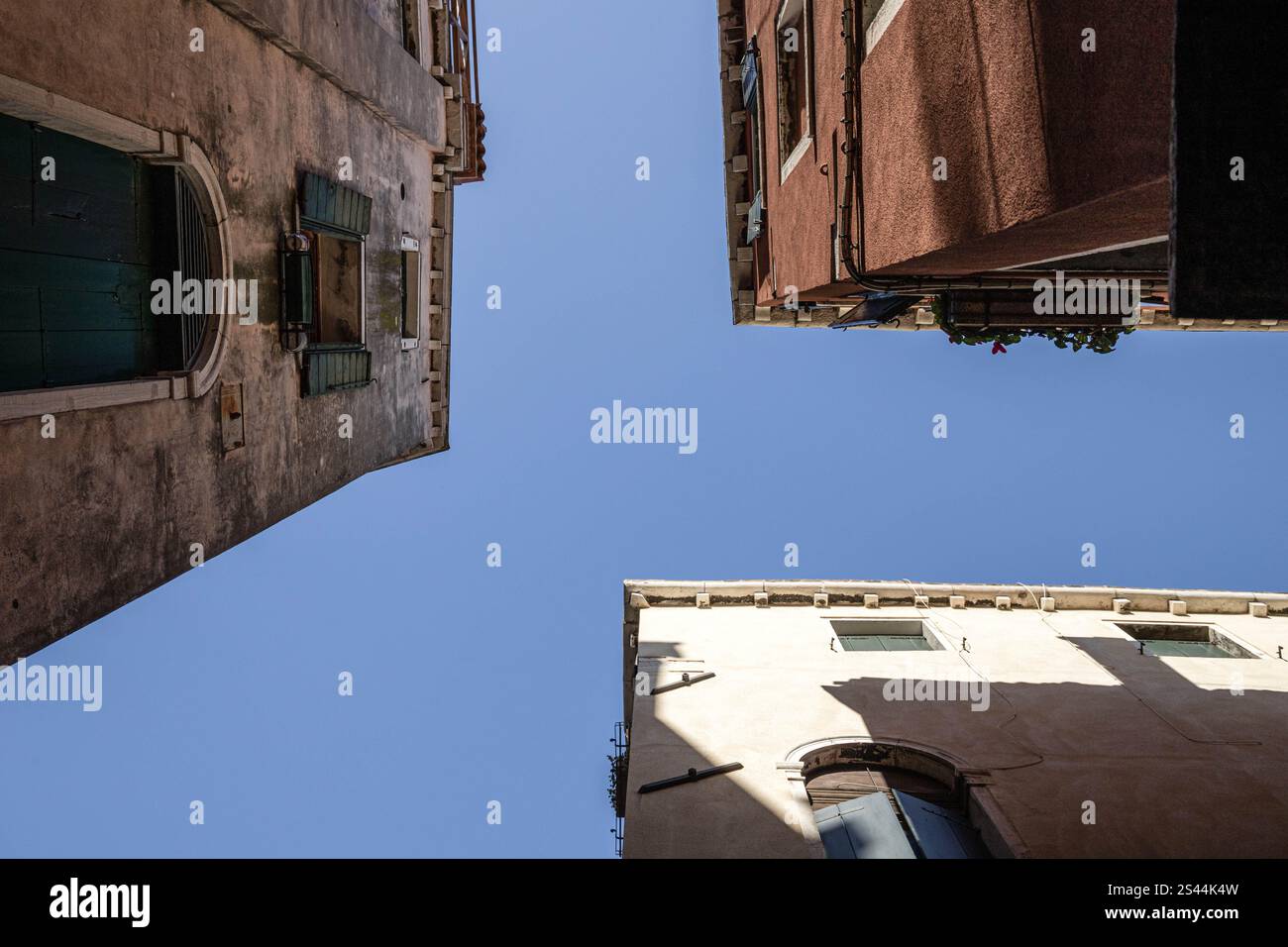 Tre edifici visti dal basso Foto Stock