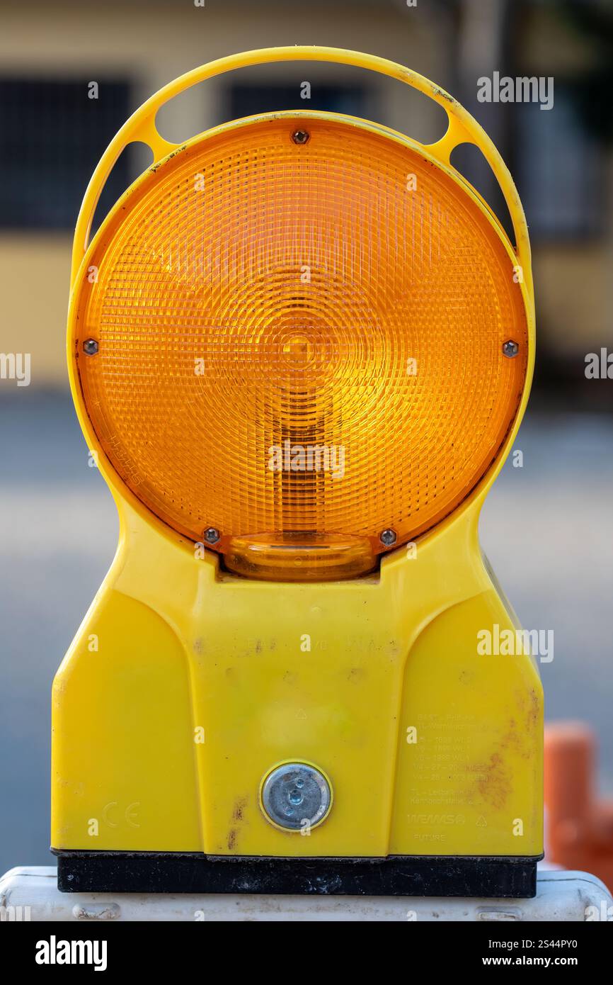 Spia arancione Construction per avvisi di sicurezza del conducente e di lavoro su strada Foto Stock