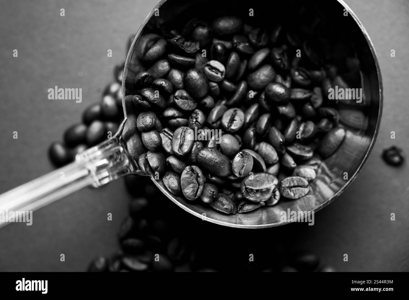 Un mestolo di caffè bianco e nero Foto Stock