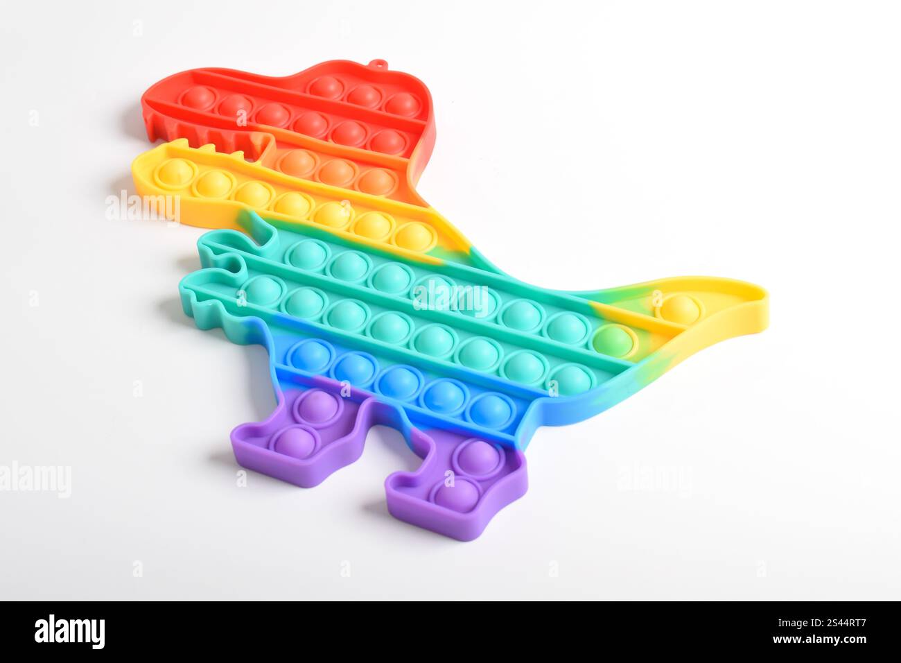 Rainbow Pop IT gioca nei colori arcobaleno e nelle forme dei dinosauri. Coloratissimi giocattoli Fidget sensoriali Push Pop IT Bubble. Gioco anti-ansia e stress Relief Foto Stock