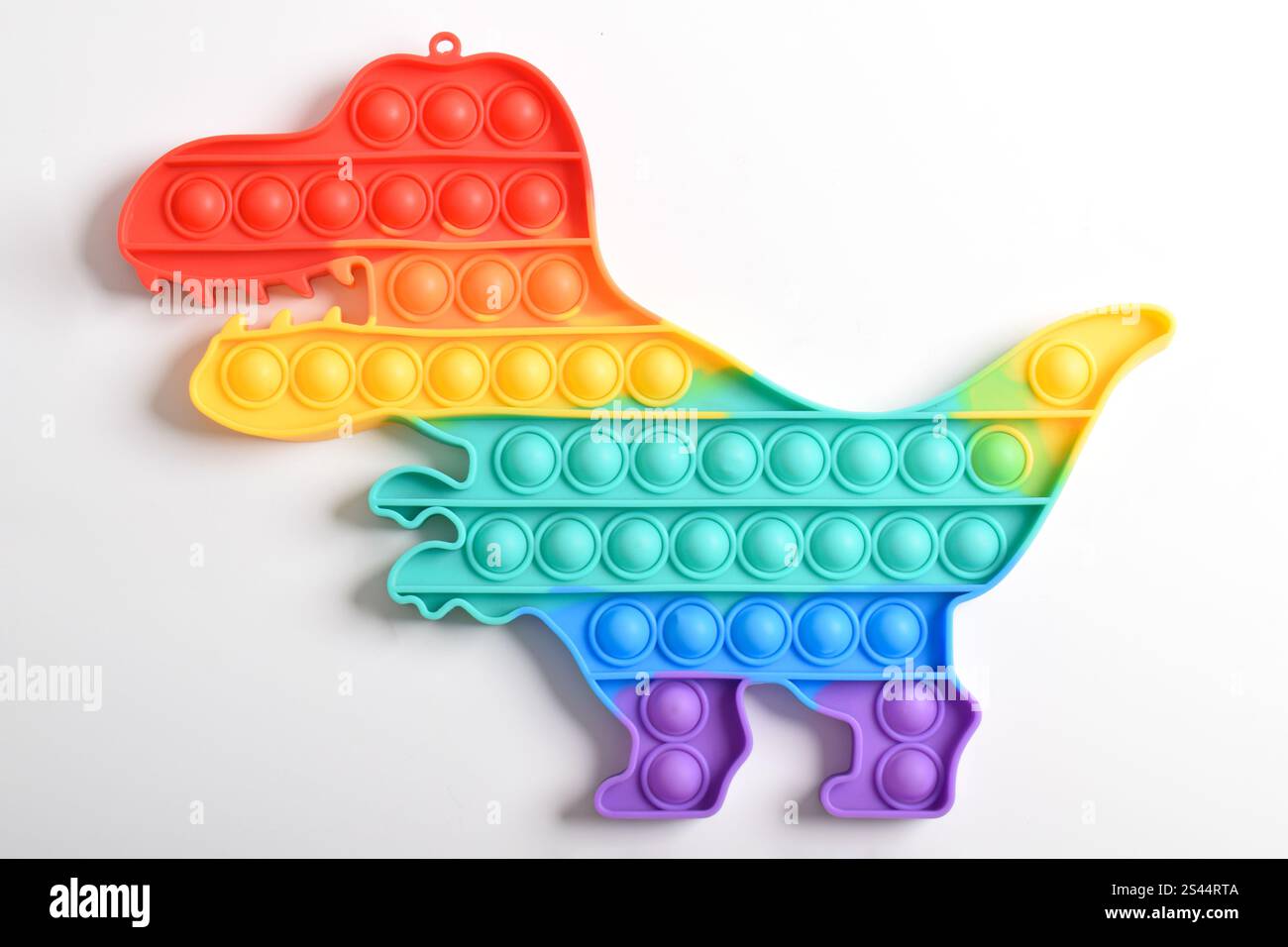 Rainbow Pop IT gioca nei colori arcobaleno e nelle forme dei dinosauri. Coloratissimi giocattoli Fidget sensoriali Push Pop IT Bubble. Gioco anti-ansia e stress Relief. V superiore Foto Stock