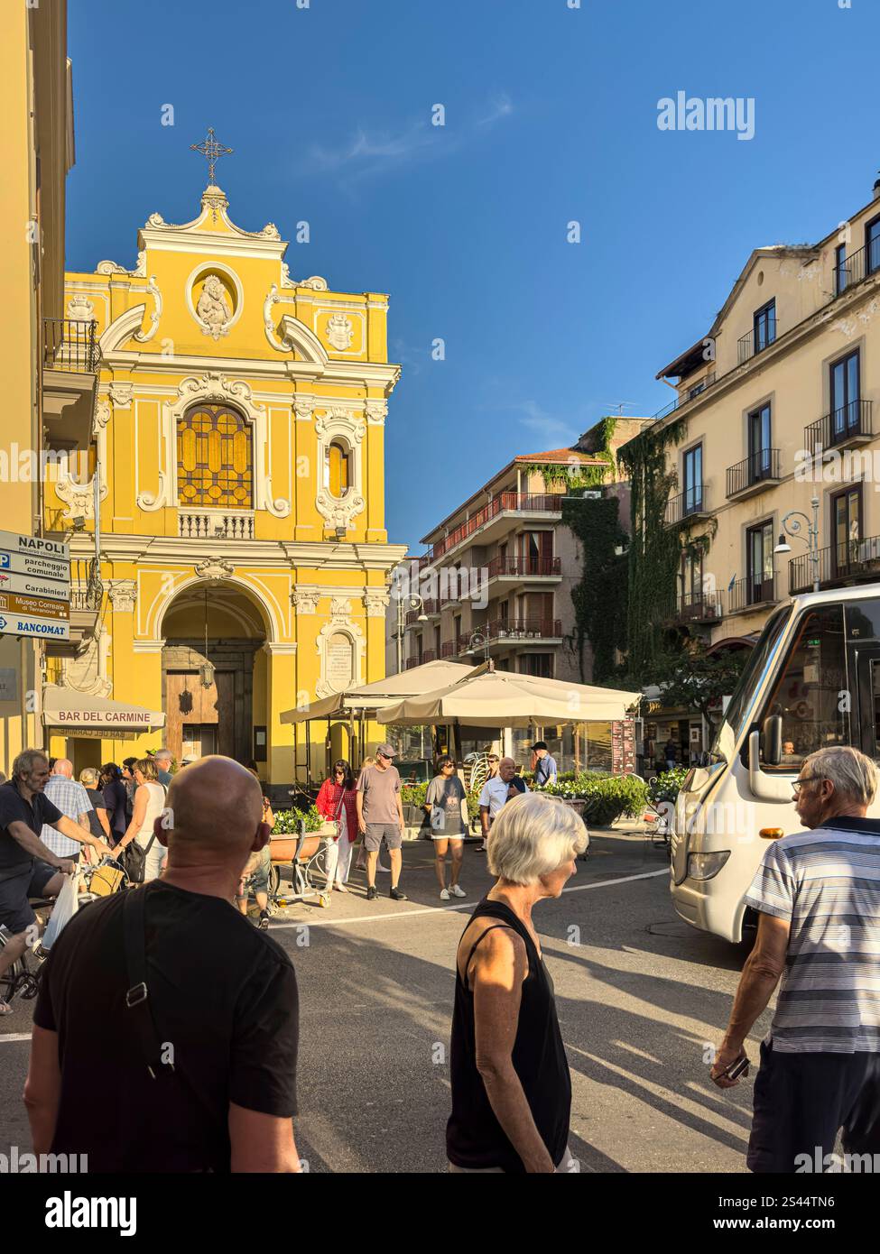 Intorno all'affollato Palazzo Jannuzzi, Sorrento, Campania, Italia: Phillip Roberts - Immagine stock catturata con smartphone