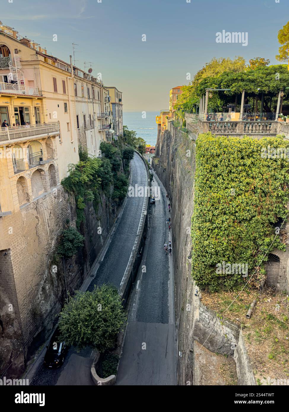 Intorno all'affollato Palazzo Jannuzzi, Sorrento, Campania, Italia: Phillip Roberts - Immagine stock catturata con smartphone