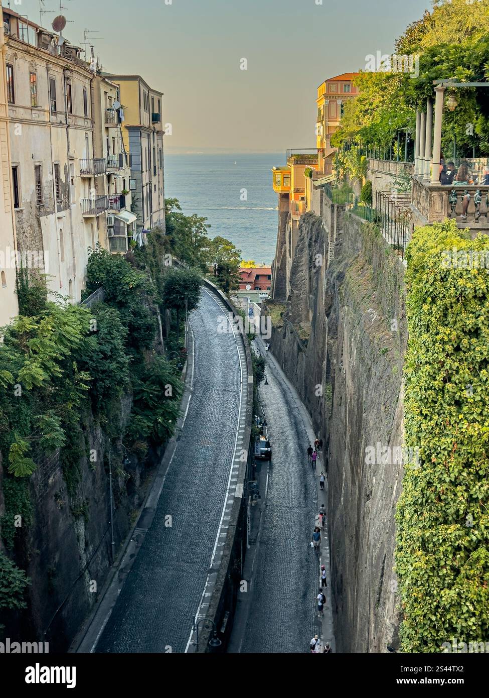 Intorno all'affollato Palazzo Jannuzzi, Sorrento, Campania, Italia: Phillip Roberts - Immagine stock catturata con smartphone