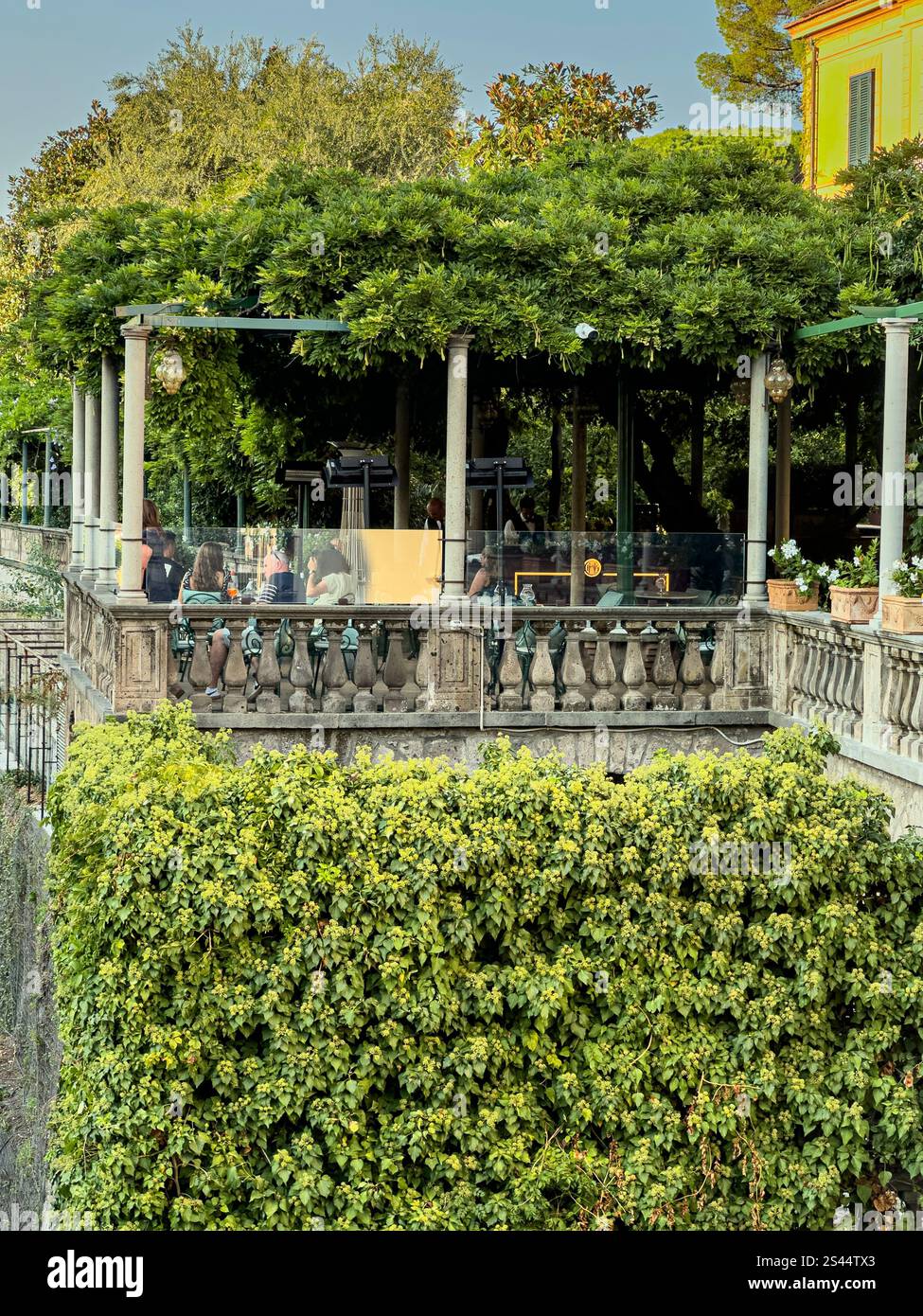 Intorno all'affollato Palazzo Jannuzzi, Sorrento, Campania, Italia: Phillip Roberts - Immagine stock catturata con smartphone