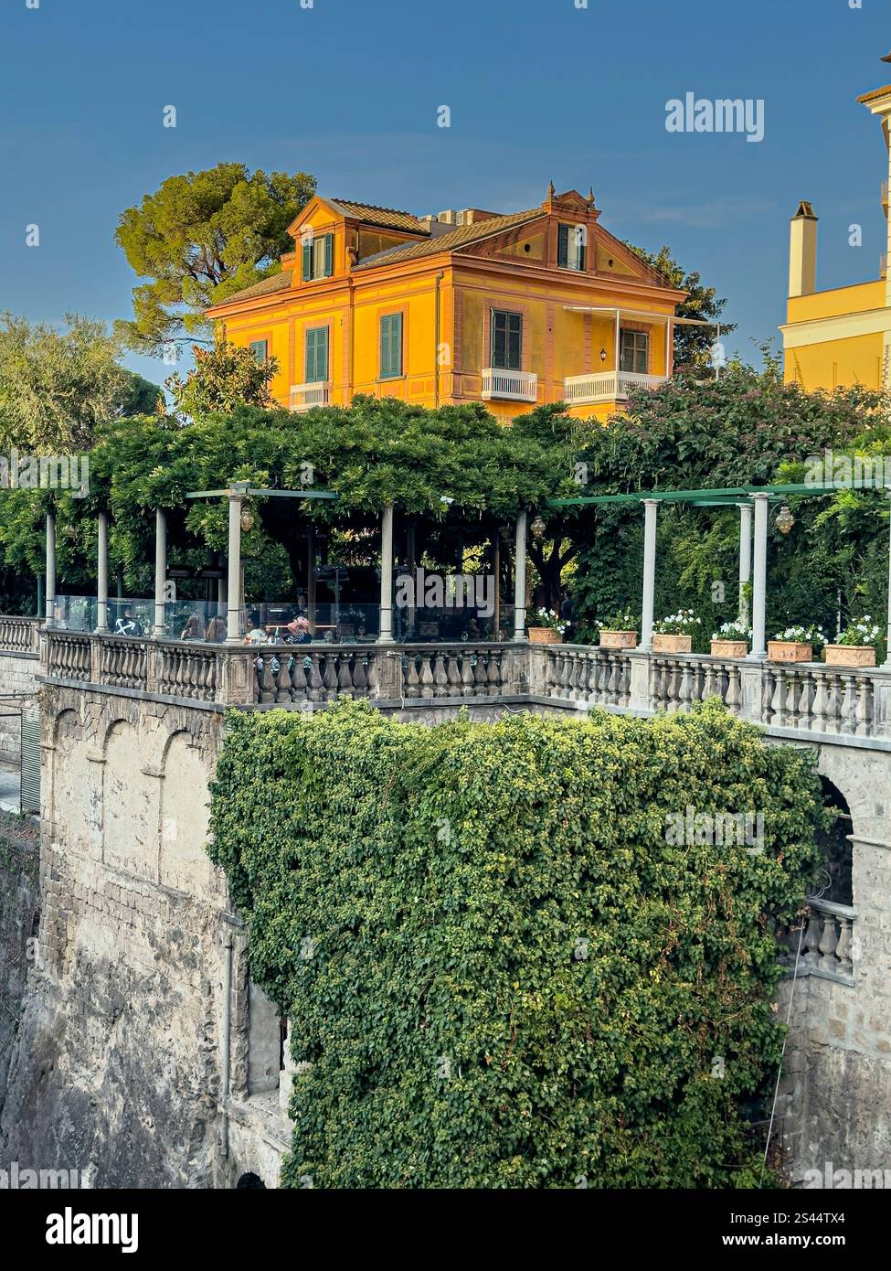 Intorno all'affollato Palazzo Jannuzzi, Sorrento, Campania, Italia: Phillip Roberts - Immagine stock catturata con smartphone