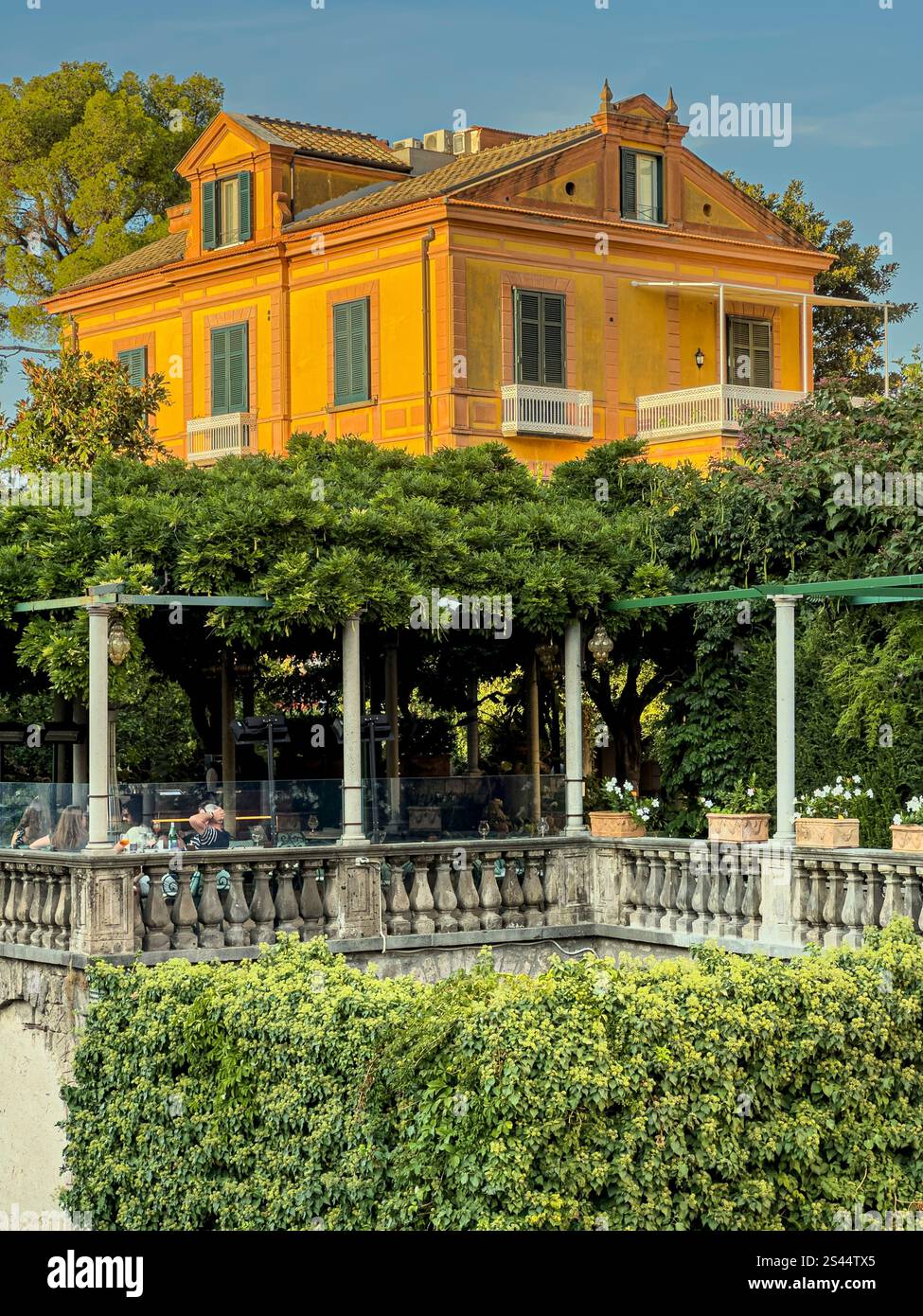 Intorno all'affollato Palazzo Jannuzzi, Sorrento, Campania, Italia: Phillip Roberts - Immagine stock catturata con smartphone