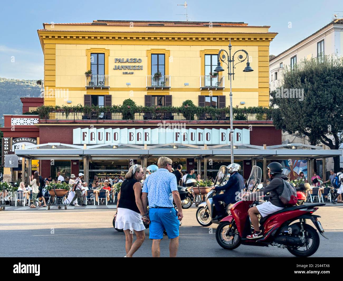 Intorno all'affollato Palazzo Jannuzzi, Sorrento, Campania, Italia: Phillip Roberts - Immagine stock catturata con smartphone