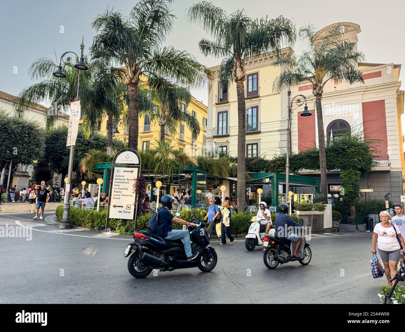 Intorno all'affollato Palazzo Jannuzzi, Sorrento, Campania, Italia: Phillip Roberts - Immagine stock catturata con smartphone
