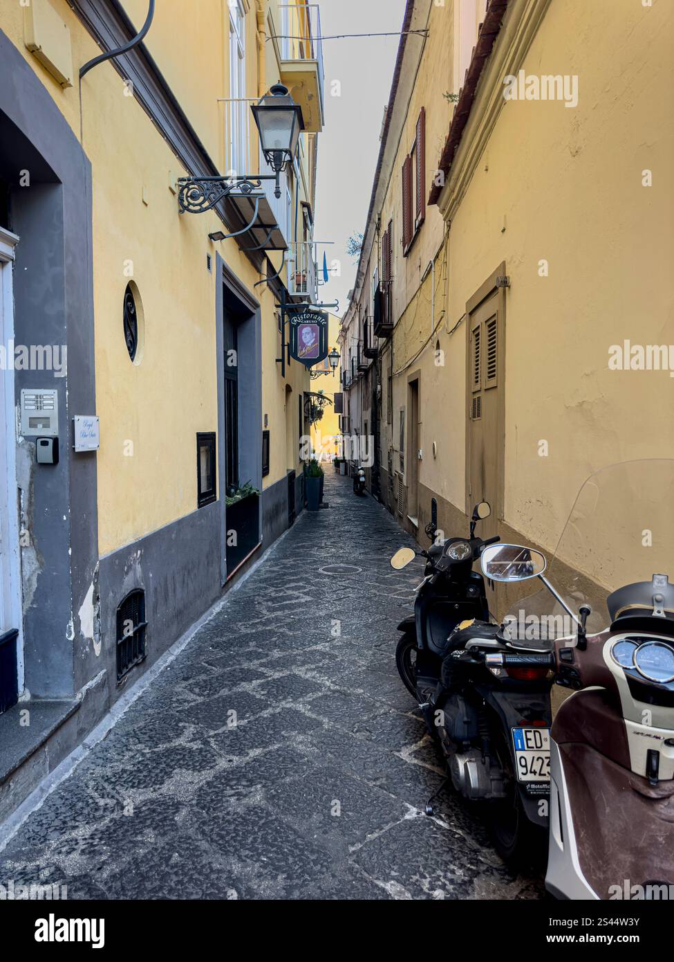 Intorno all'affollato Palazzo Jannuzzi, Sorrento, Campania, Italia: Phillip Roberts - Immagine stock catturata con smartphone