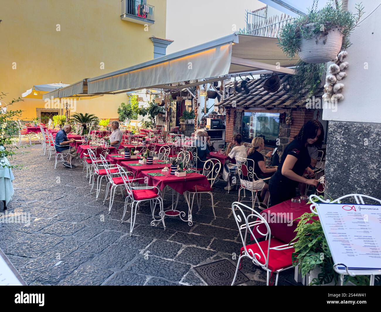 Intorno all'affollato Palazzo Jannuzzi, Sorrento, Campania, Italia: Phillip Roberts - Immagine stock catturata con smartphone