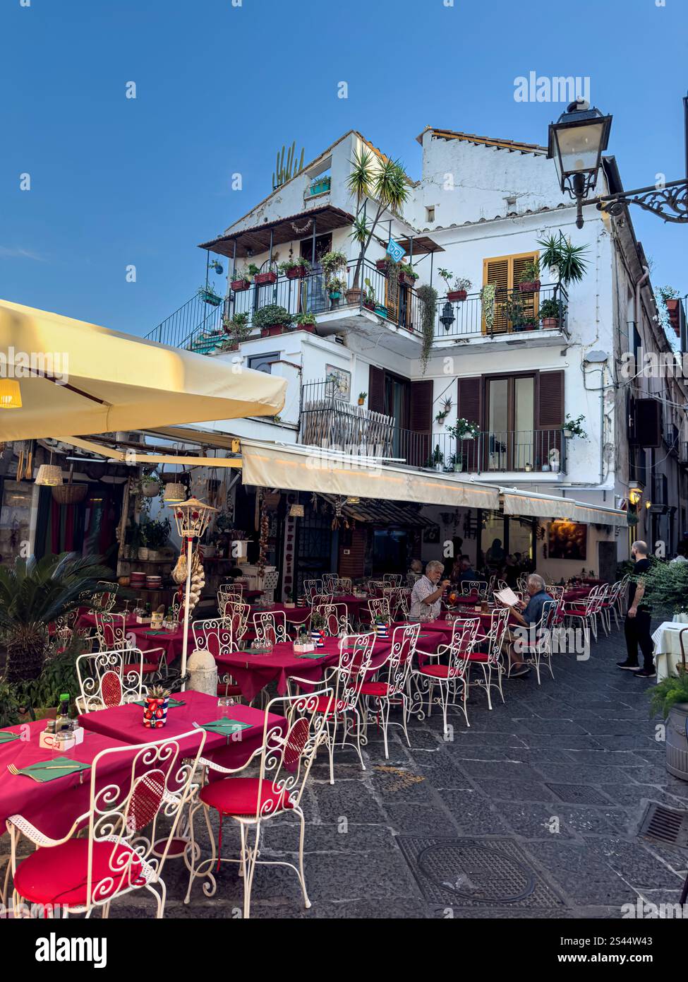 Intorno all'affollato Palazzo Jannuzzi, Sorrento, Campania, Italia: Phillip Roberts - Immagine stock catturata con smartphone