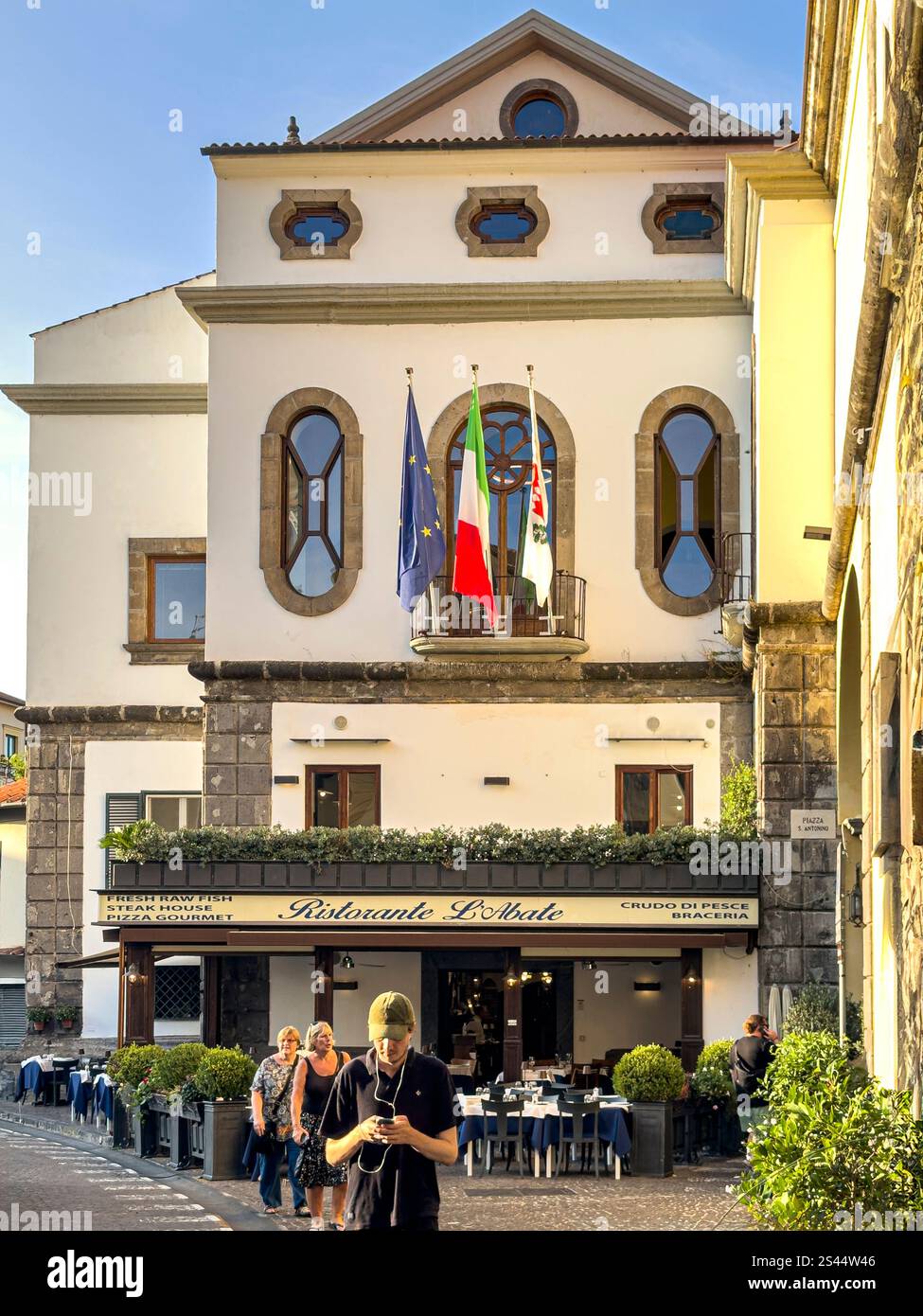 Intorno all'affollato Palazzo Jannuzzi, Sorrento, Campania, Italia: Phillip Roberts - Immagine stock catturata con smartphone