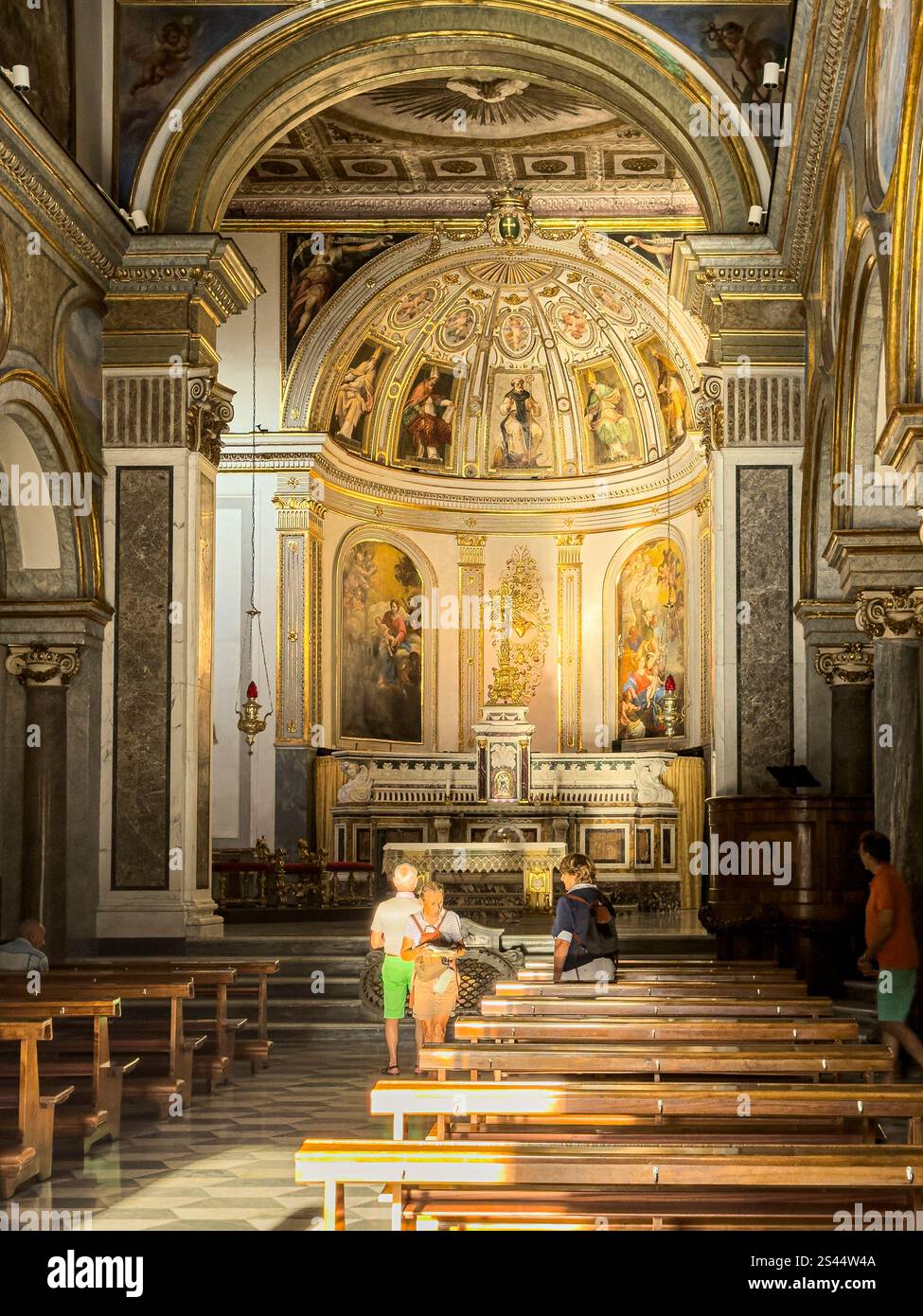 Intorno all'affollato Palazzo Jannuzzi, Sorrento, Campania, Italia: Phillip Roberts - Immagine stock catturata con smartphone