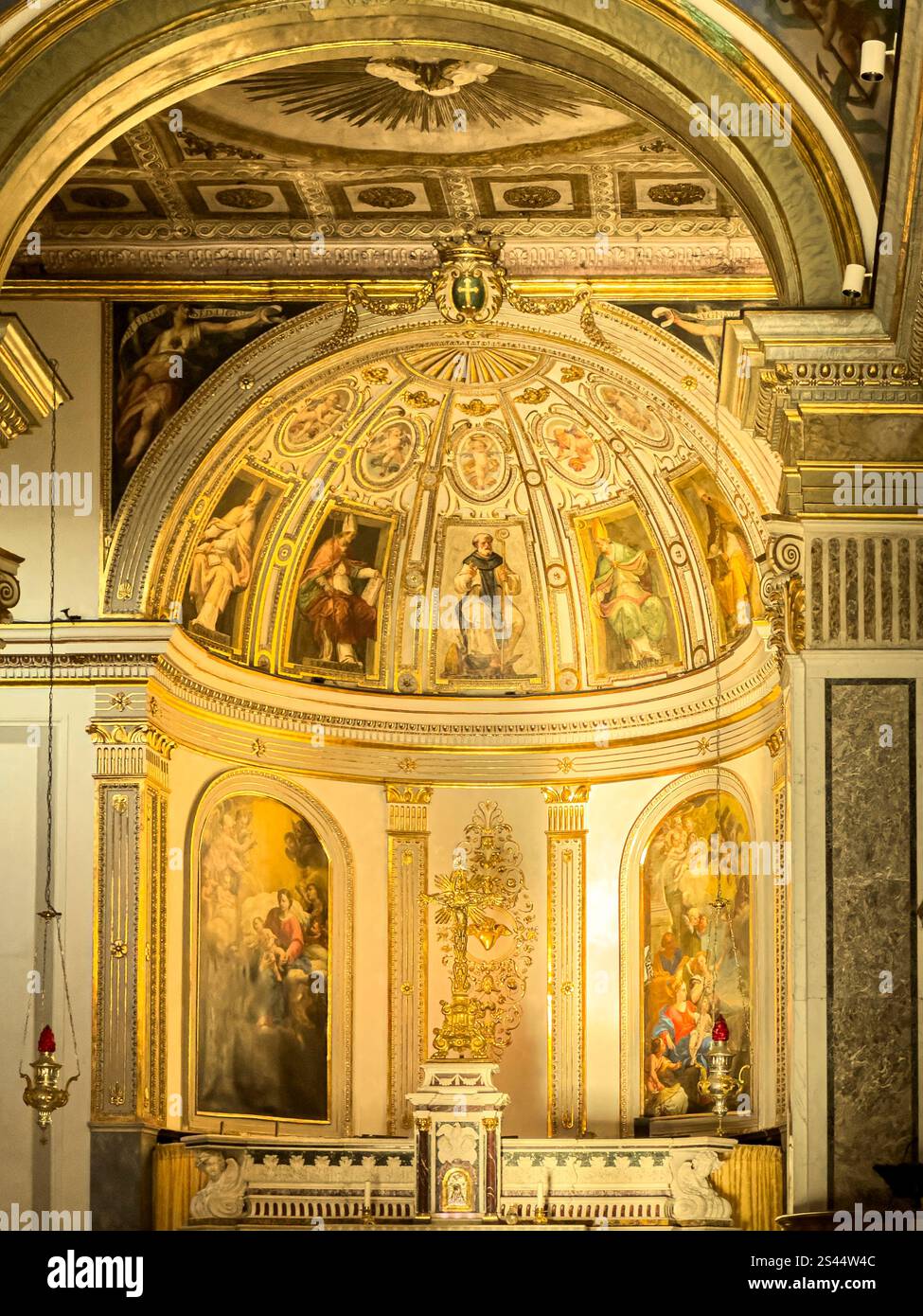 Intorno all'affollato Palazzo Jannuzzi, Sorrento, Campania, Italia: Phillip Roberts - Immagine stock catturata con smartphone