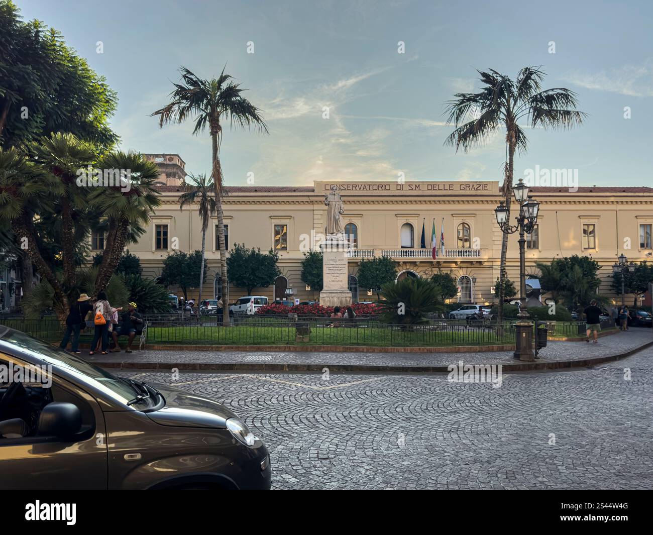 Intorno all'affollato Palazzo Jannuzzi, Sorrento, Campania, Italia: Phillip Roberts - Immagine stock catturata con smartphone