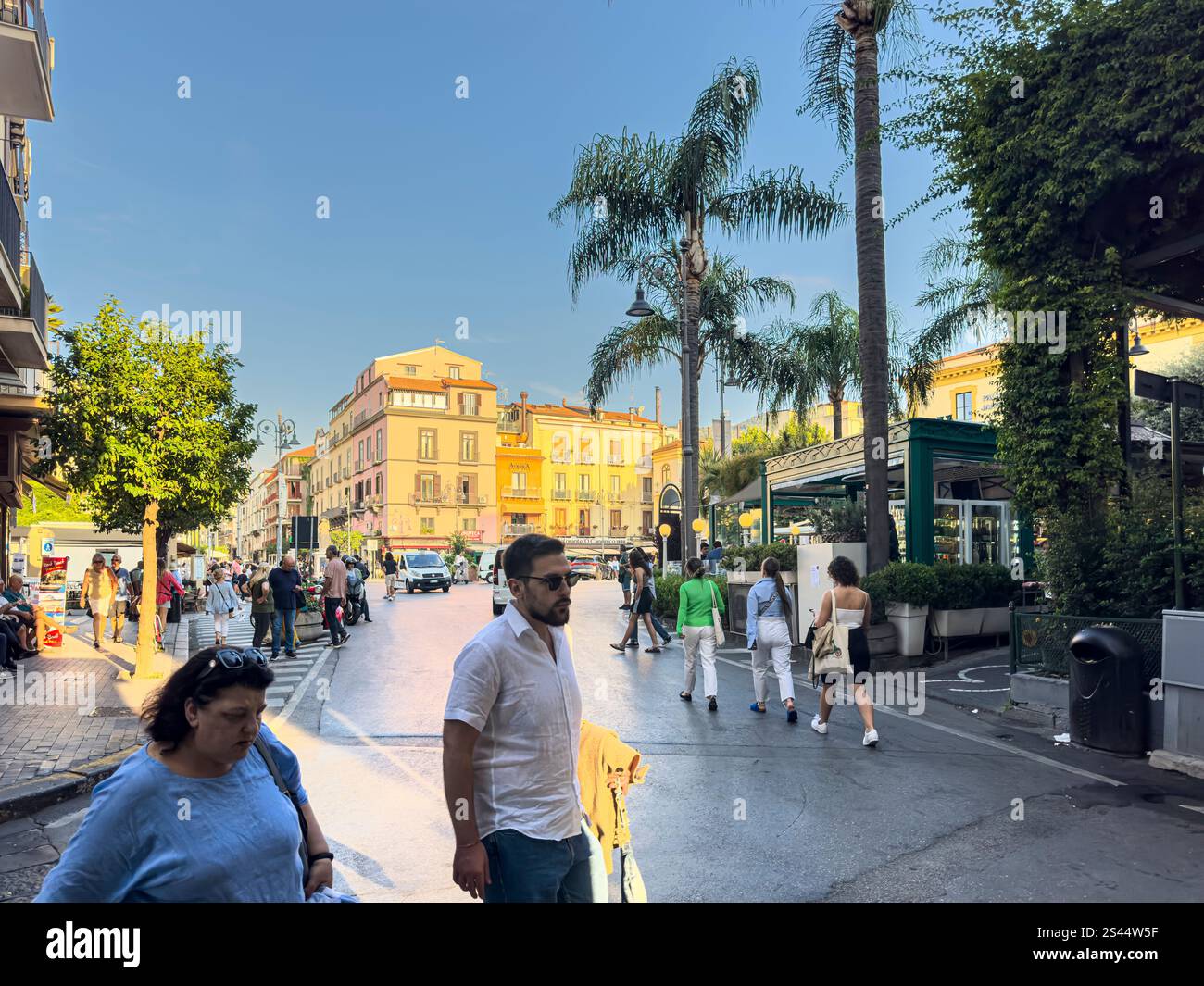 Intorno all'affollato Palazzo Jannuzzi, Sorrento, Campania, Italia: Phillip Roberts - Immagine stock catturata con smartphone