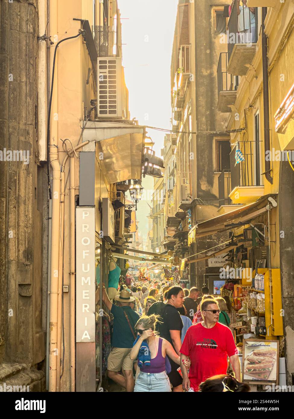 Intorno all'affollato Palazzo Jannuzzi, Sorrento, Campania, Italia: Phillip Roberts - Immagine stock catturata con smartphone