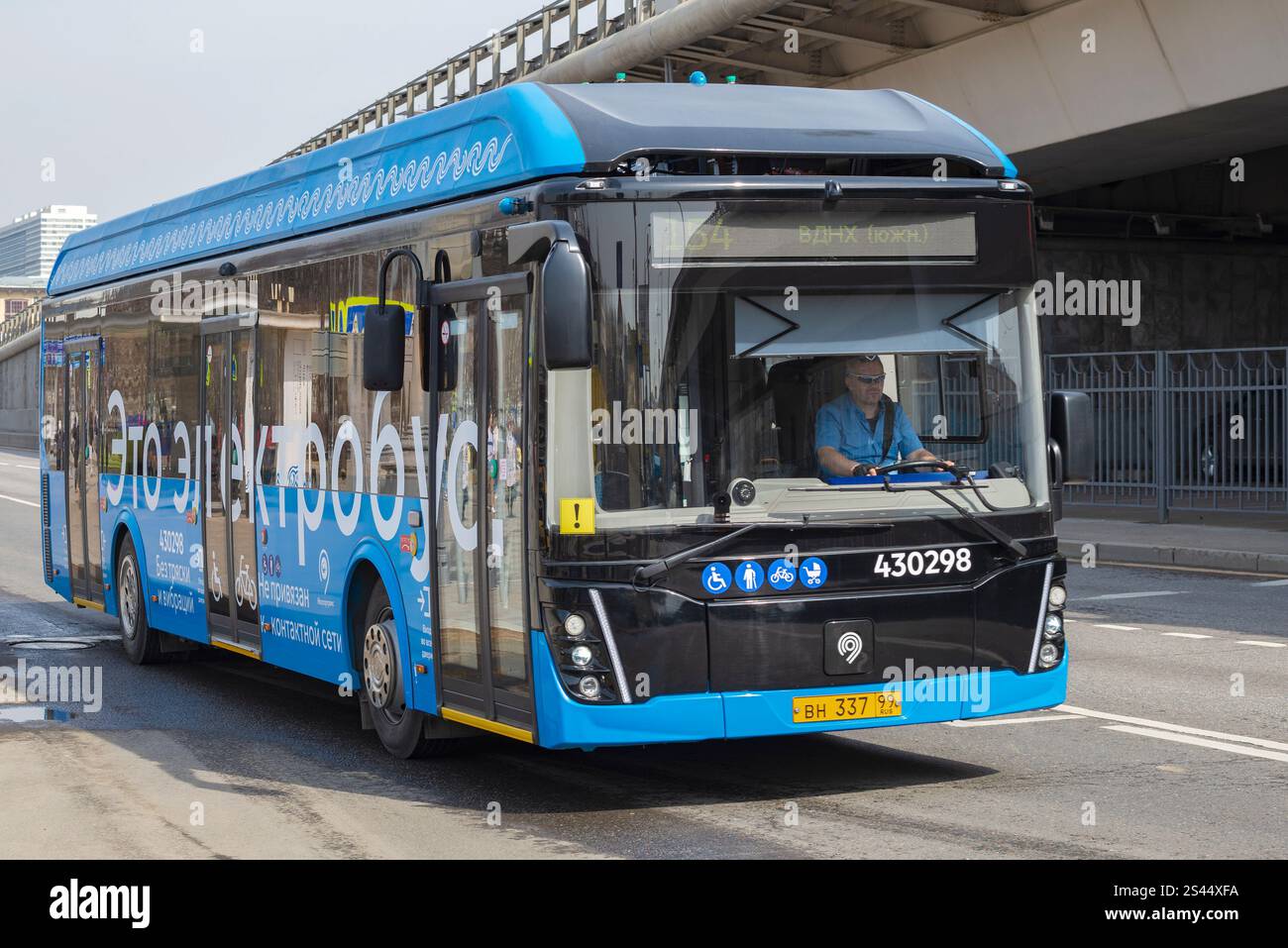 MOSCA, RUSSIA - 14 APRILE 2021: Autobus elettrico russo LiAZ-6274 "e-Citymax 12" in movimento il giorno di aprile Foto Stock