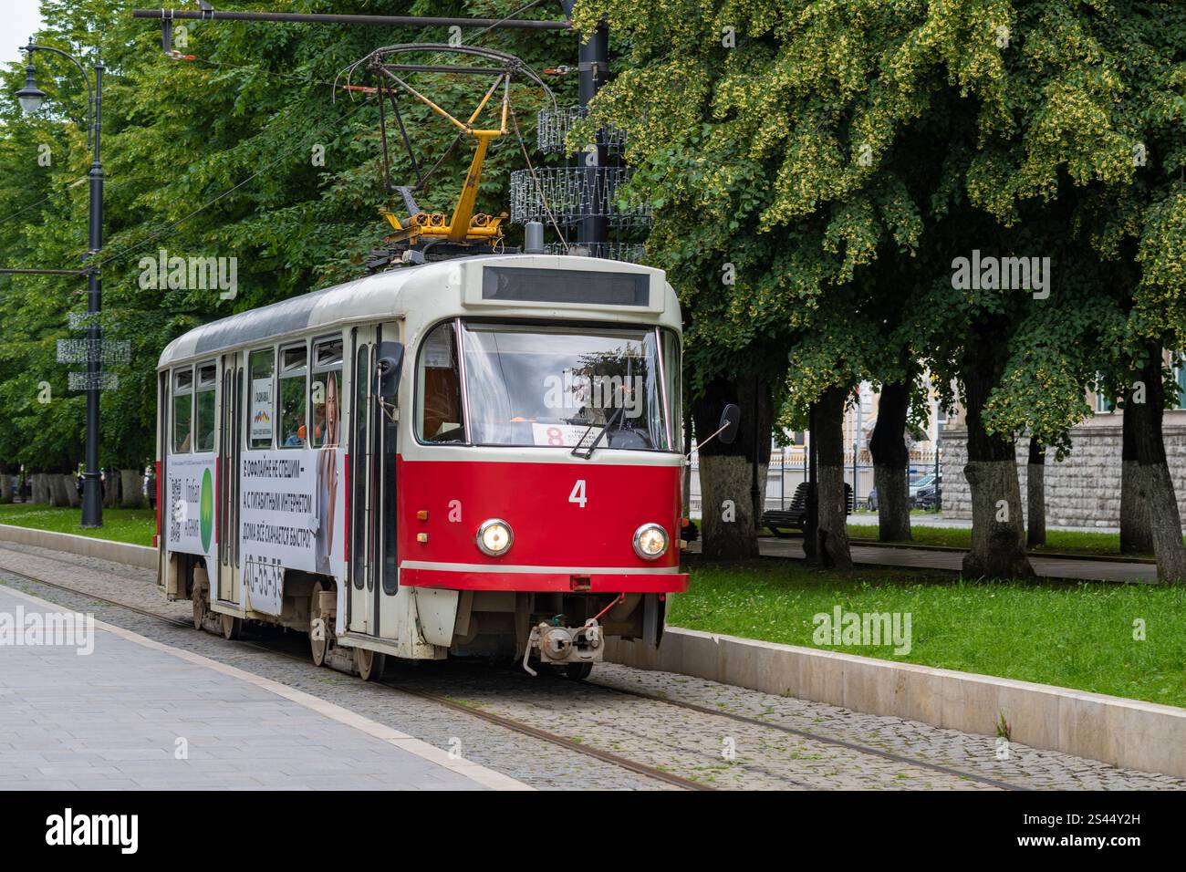 VLADIKAVKAZ, RUSSIA - 13 GIUGNO 2023: Tram Tatra T4DM su Peace Avenue in una nuvolosa giornata di giugno Foto Stock