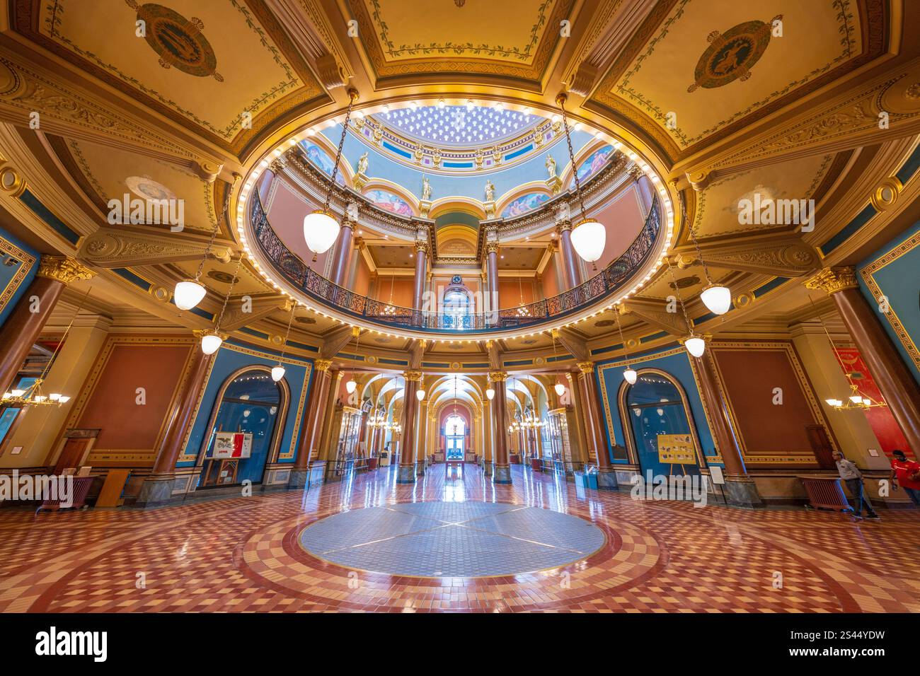 DES MOINES, IOWA, USA - 3 MAGGIO 2024: All'interno della rotonda del Campidoglio dello stato dell'Iowa. Foto Stock