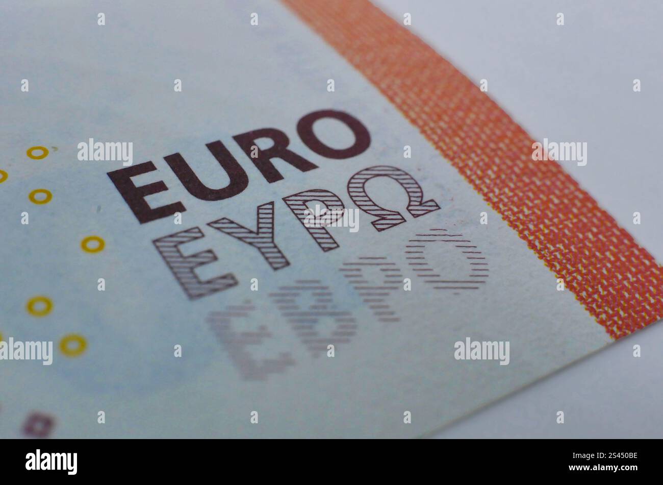 Primo piano sui dettagli macro selettivi delle banconote in euro. Contanti, soldi, carta. Il concetto di moneta dell'Unione europea, inflazione, risparmio e Europa Foto Stock