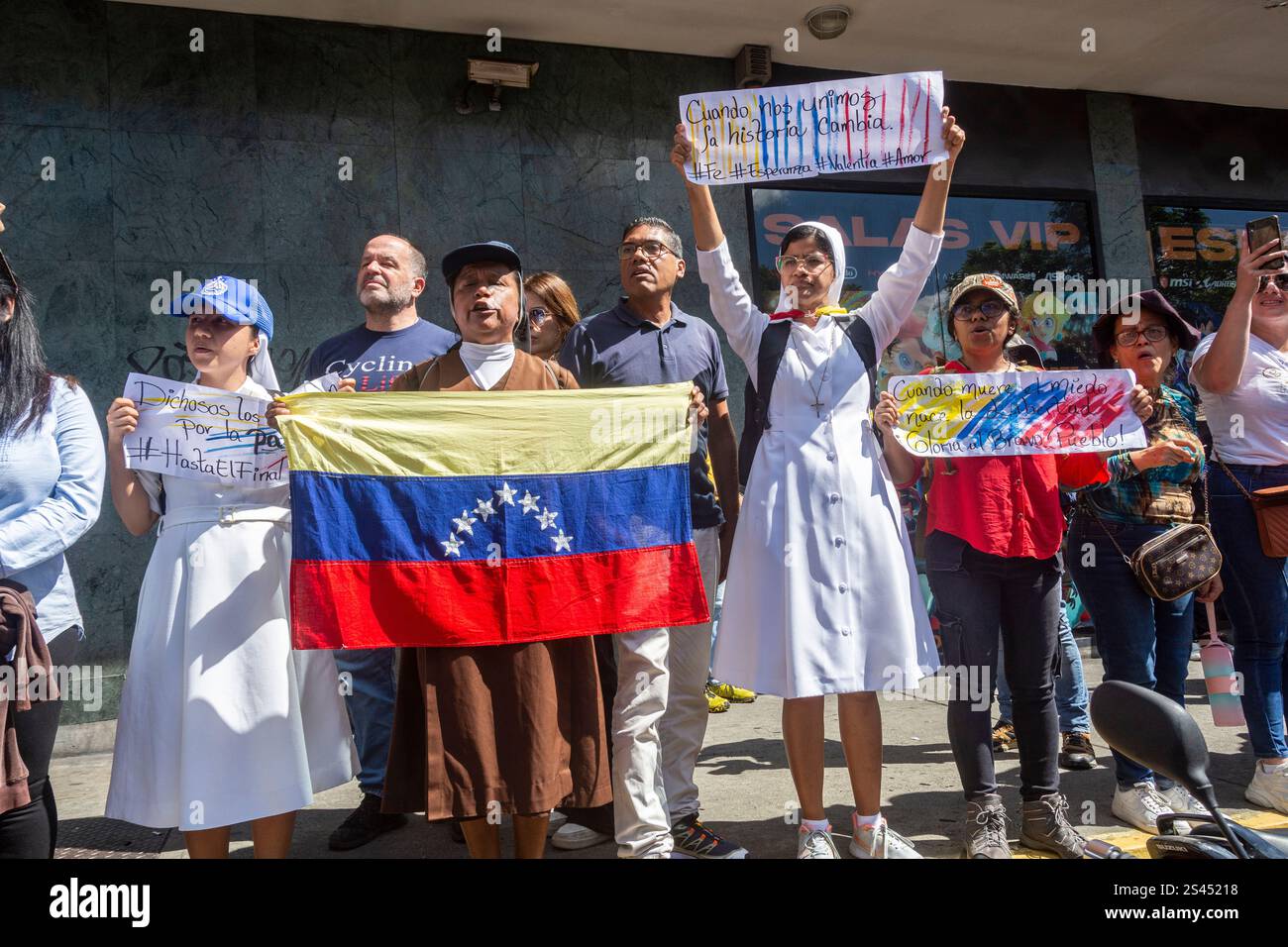 Oppositori del governo di Nicolas Maduro, marciano in segno di protesta contro il giuramento di Nicolas Maduro il 10 gennaio 2025. Governo e oppositori Foto Stock