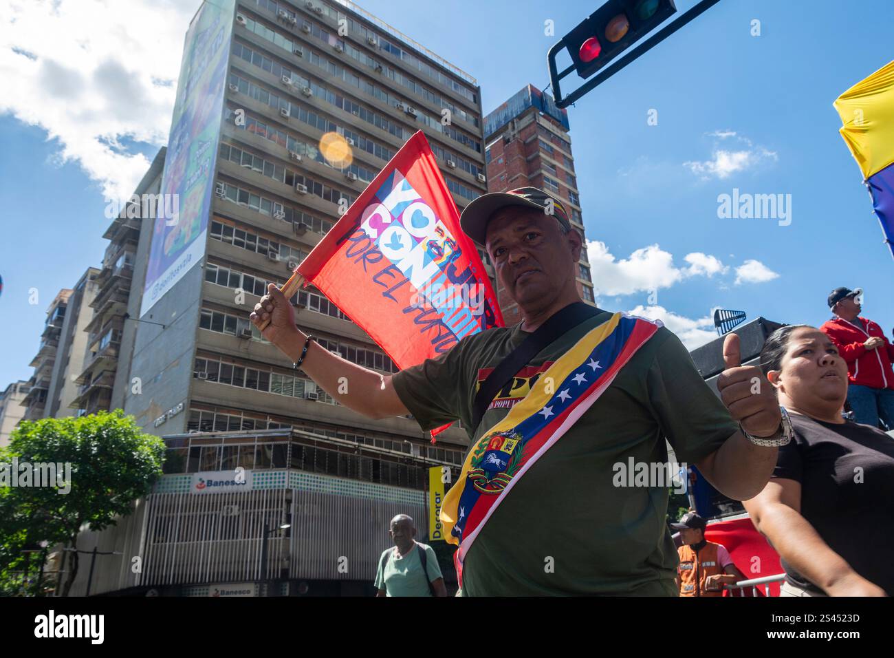 I sostenitori del governo di Nicolas Maduro festeggiano sulle loro piattaforme, prima del giuramento presidenziale del 10 gennaio 2025. Governo e oppo Foto Stock