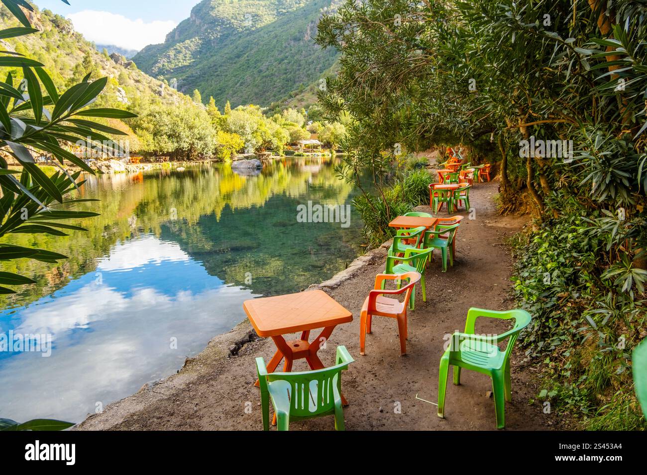 Sedie nelle splendide cascate di Akchour a Chefchaouen, Marocco Foto Stock