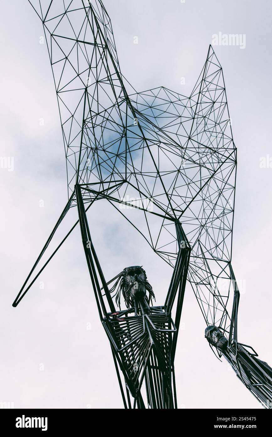 Moderna statua di bronzo dell'uomo e della donna sullo sfondo di un cielo nuvoloso e nebbioso Foto Stock