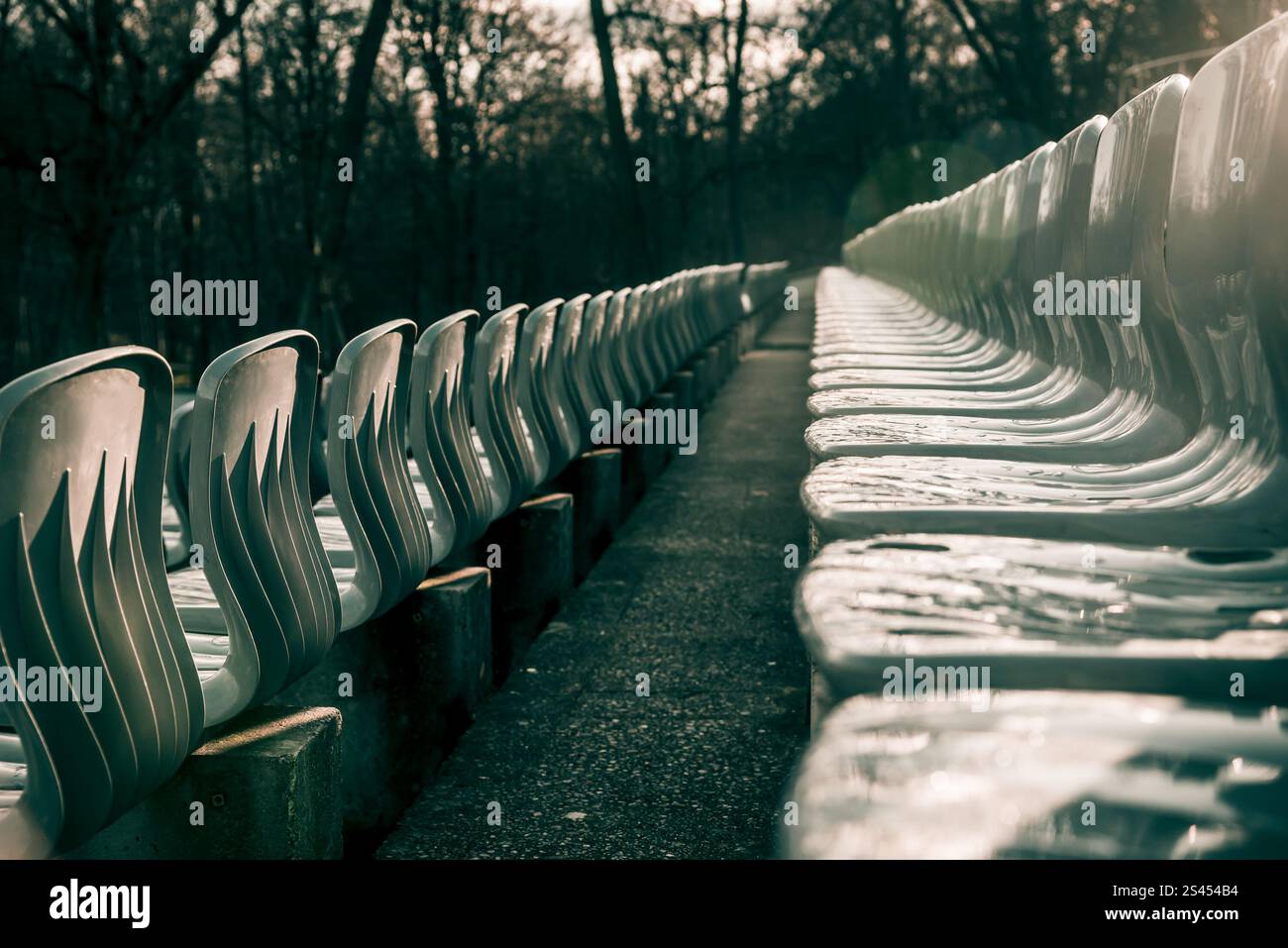 Settore all'arena dello stadio, file di sedili grigi in plastica dell'anfiteatro, giornata nuvolosa Foto Stock