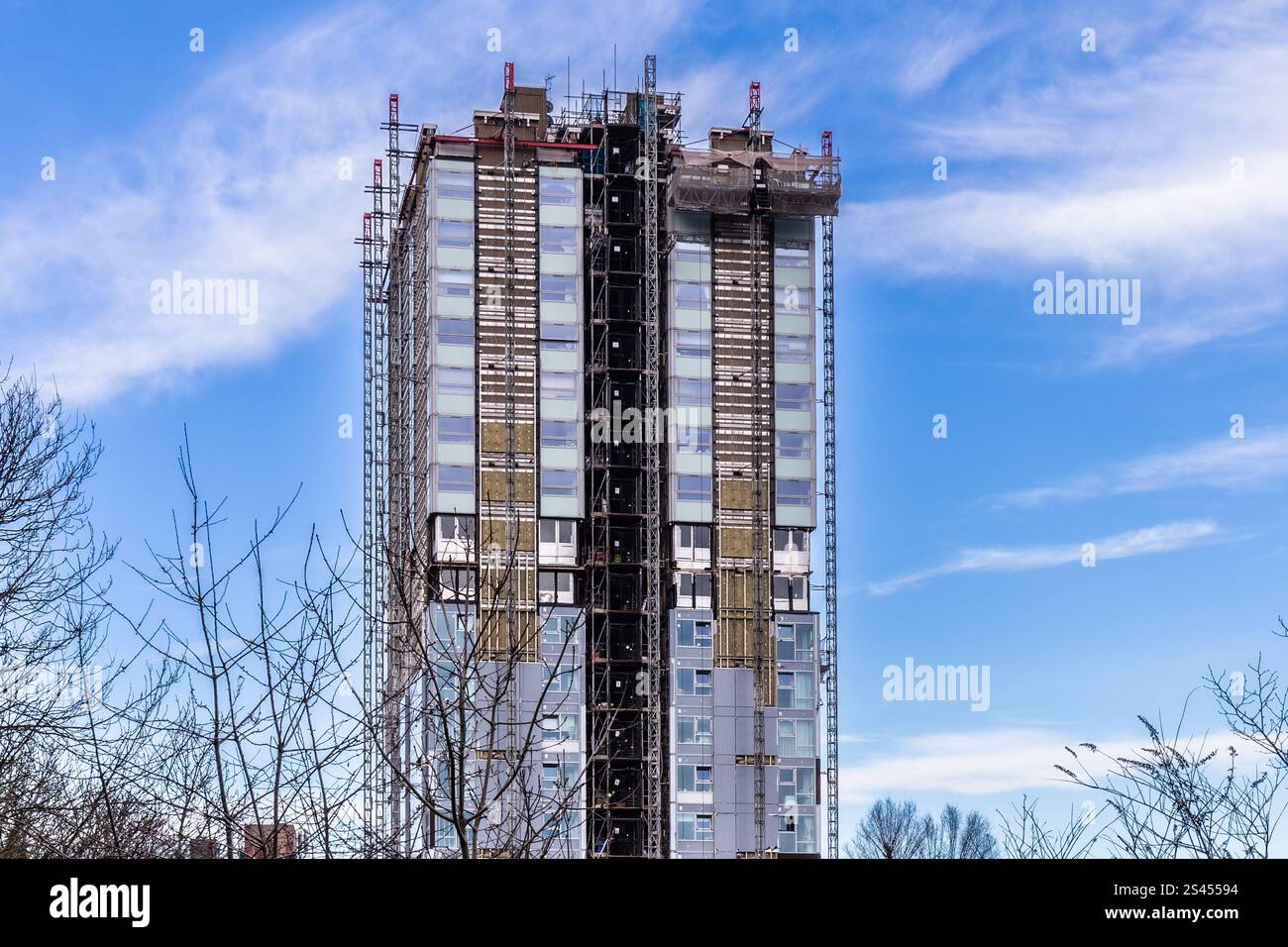 Il nuovo rivestimento è stato aggiornato su un alto blocco di appartamenti a Camden dopo il disastro della Grenfell Tower. Un aggiornamento completo, un progetto enorme. Foto Stock