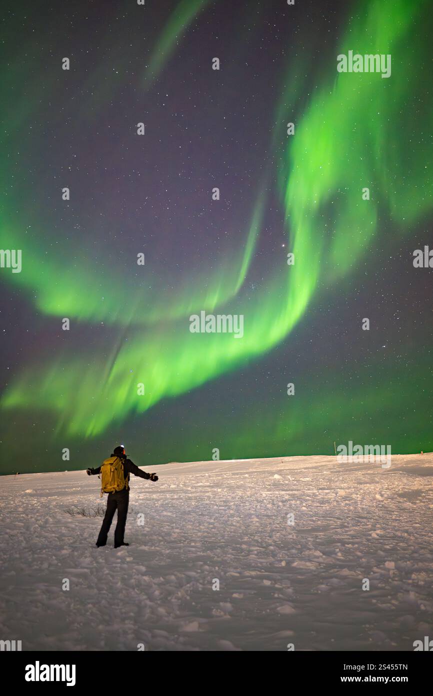 Incredibile esposizione dell'aurora boreale, nota anche come aurora boreale nell'Artico Tromso, Norvegia. Uno spettacolo di luci meraviglioso sulle montagne innevate. Foto Stock