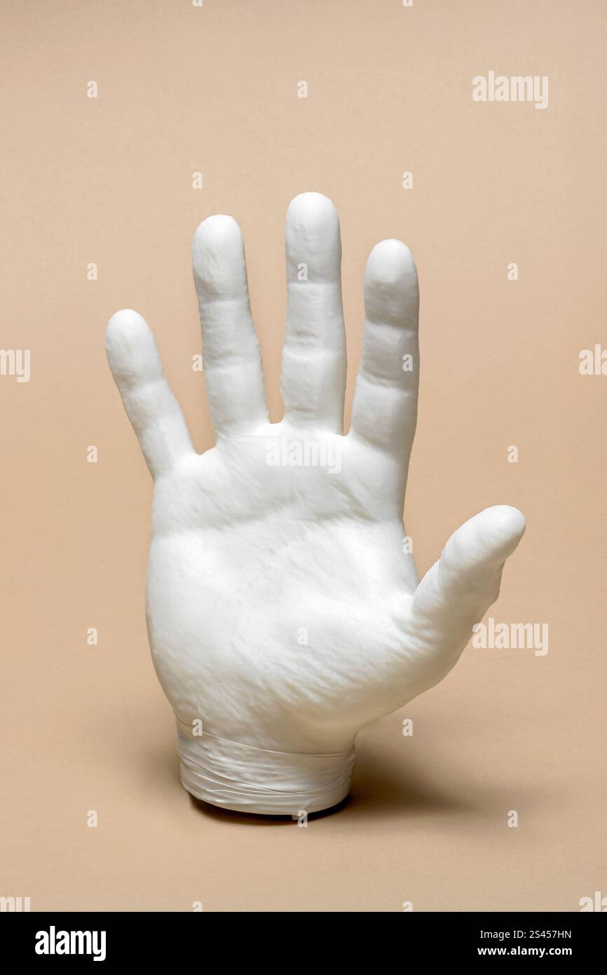 Modello a mano in plastica bianca stampato con innovativa tecnologia di stampa 3d a cinque dita Foto Stock