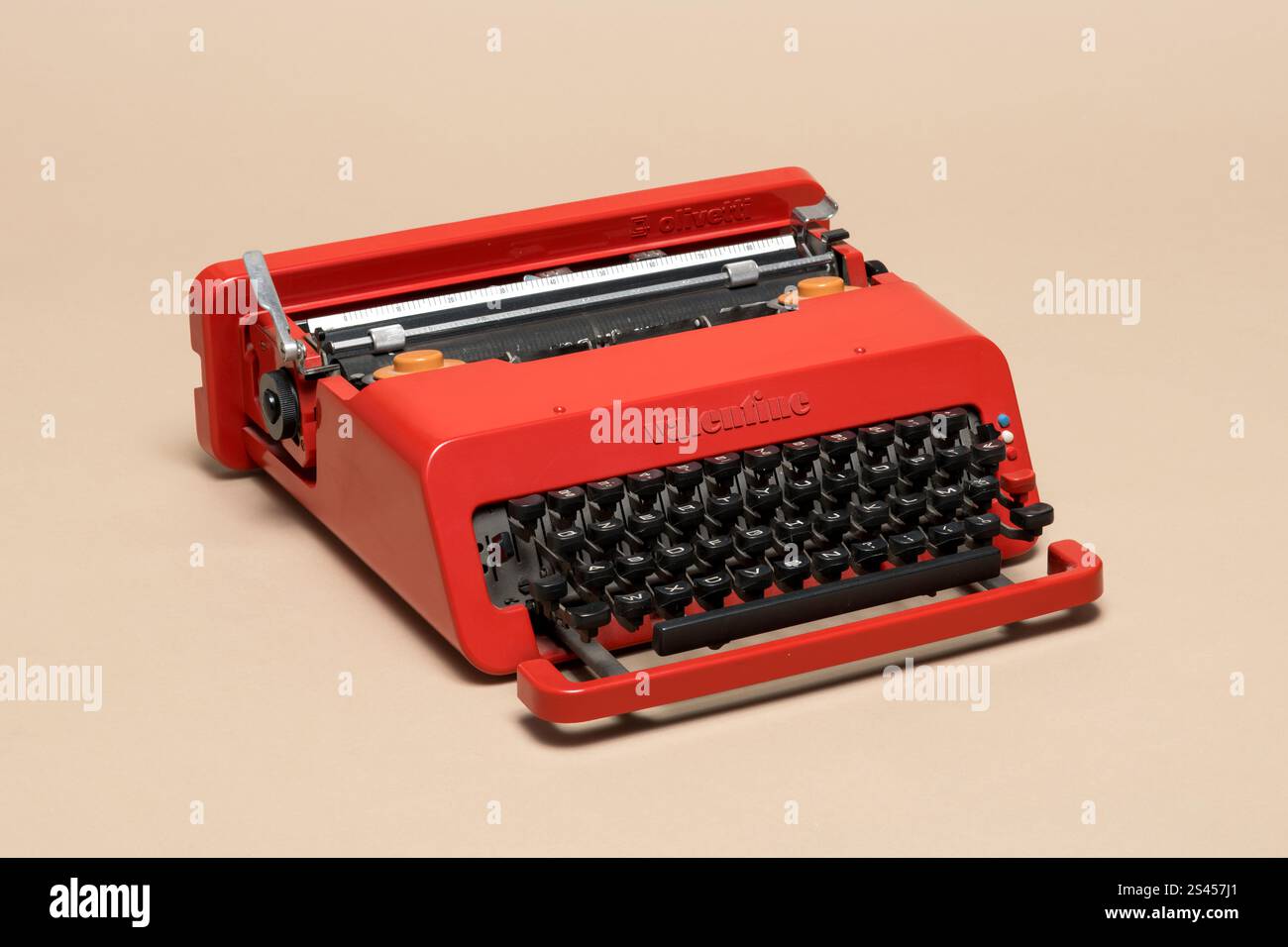 Pavia, Lombardia, Italia - 2 novembre 2024: Macchina da scrivere Olivetti Valentine dal 1978 al 2000, al Museo Ctrl+Alt. I designer Ettore Sottsass e Perry A.. Foto Stock