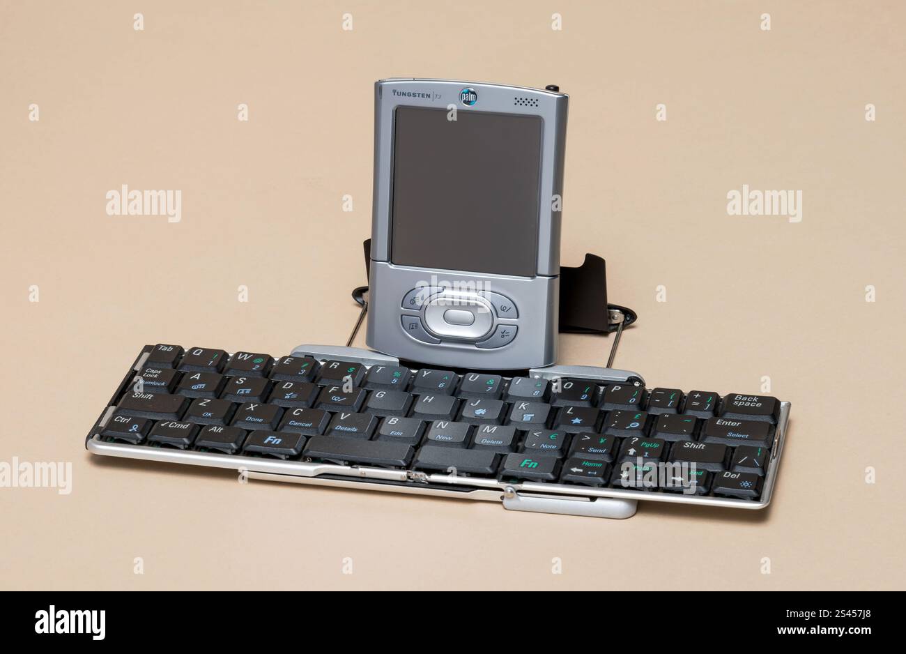 Pavia, Lombardia, Italia - 2 novembre 2024: Palmare Palm Tungsten T3 con tastiera dal 2003 al Ctrl+Alt Museum. Con uno schermo da 3,7 pollici, un prosumer Foto Stock