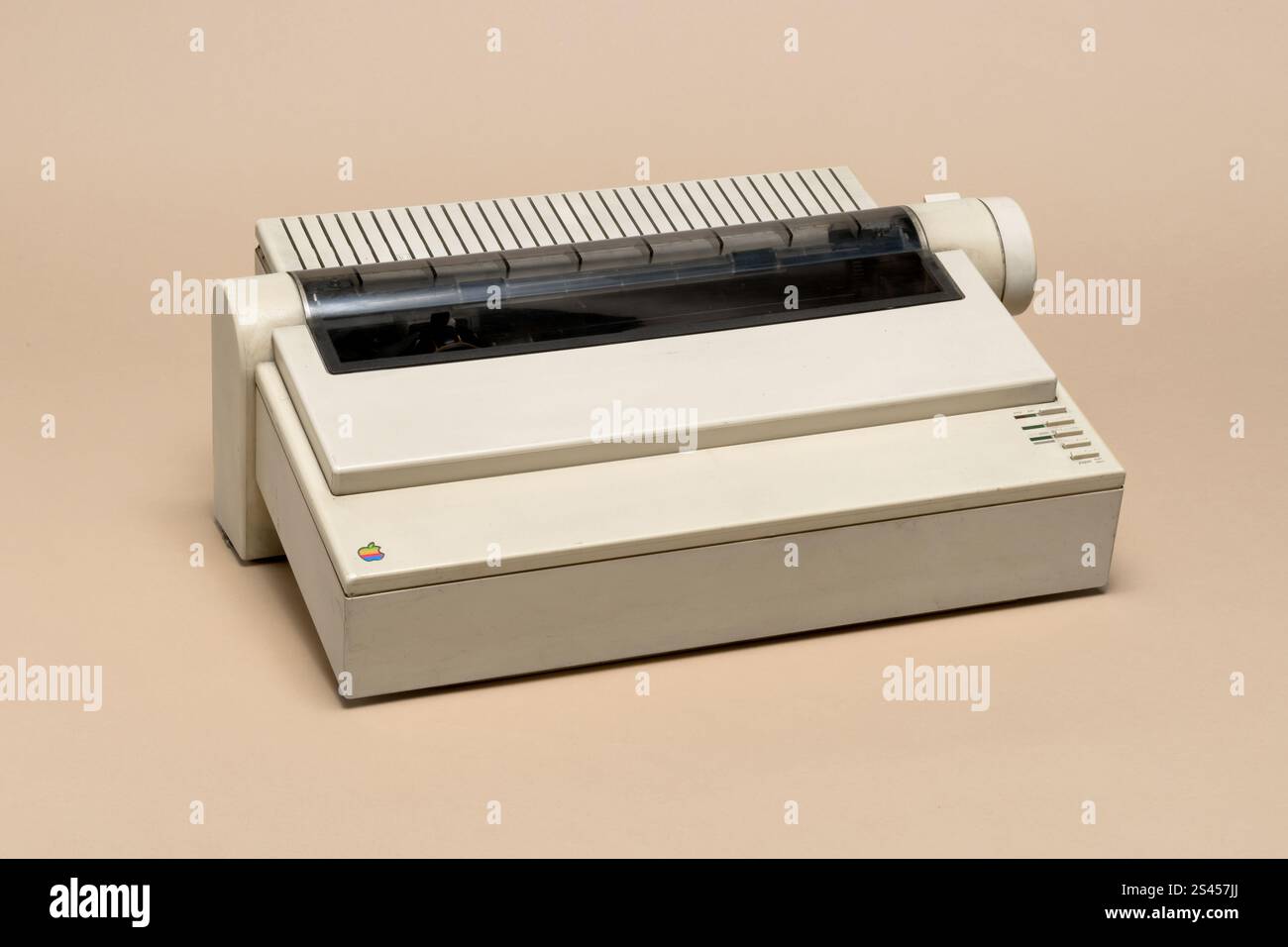 Pavia, Lombardia, Italia - 2 novembre 2024: Stampante ad aghi Apple ImageWriter II, dal 1985, al Ctrl+Alt Museum. stampante a 4 colori. Velocità: 2-6 pagine pe Foto Stock