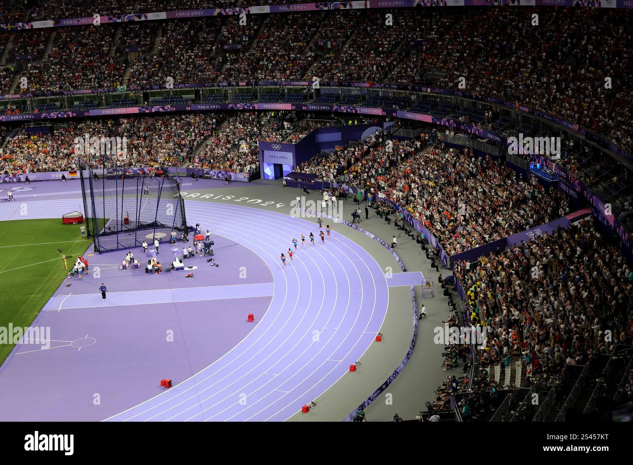 Viste generali delle Olimpiadi di Parigi 2024 prese dal punto di vista dei tifosi, tra cui la medaglia d'oro di Keely Hodgkinson vinta 800 metri, Parigi, Francia, Europa. Foto Stock