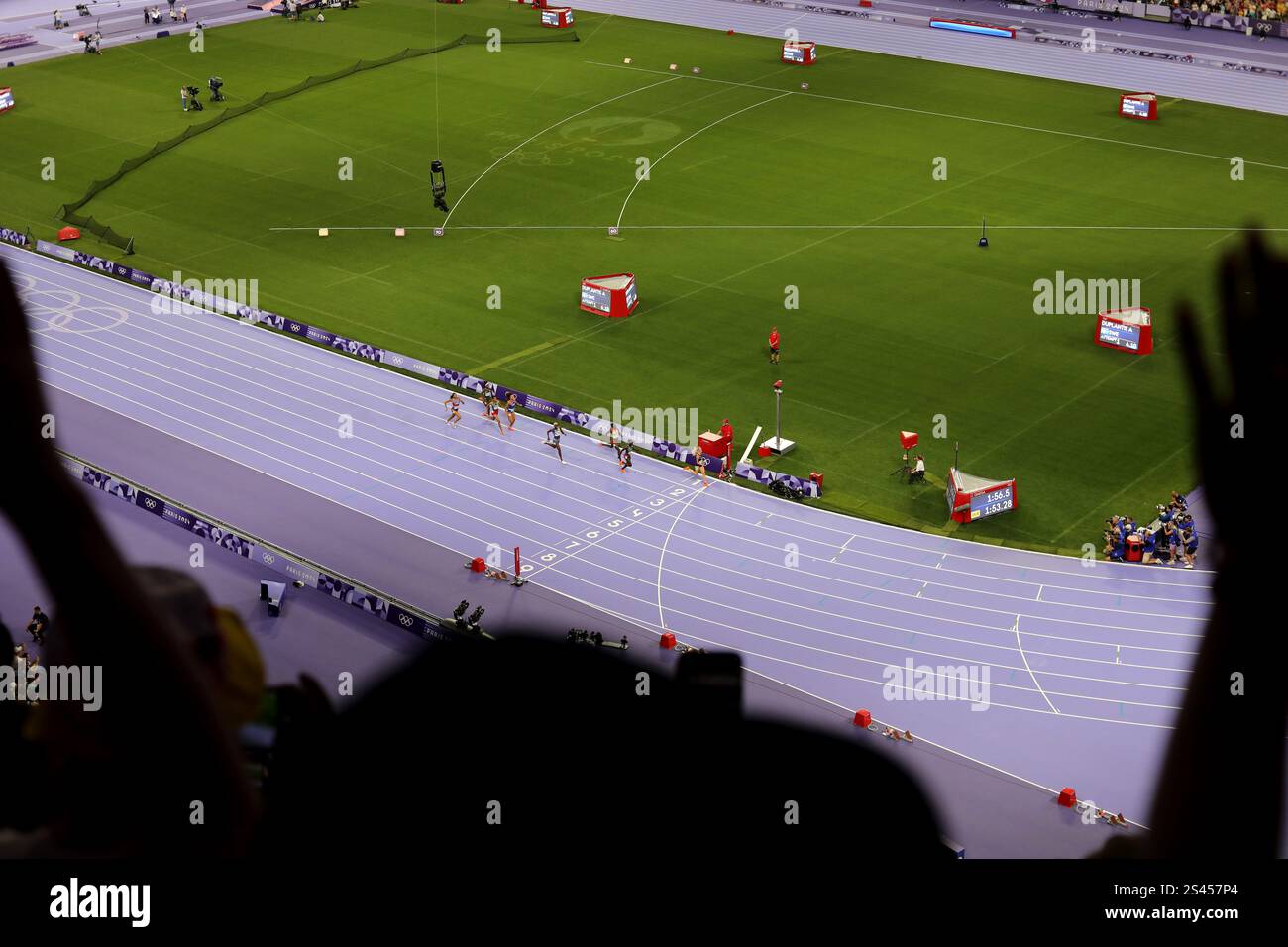 Viste generali delle Olimpiadi di Parigi 2024 prese dal punto di vista dei tifosi, tra cui la medaglia d'oro di Keely Hodgkinson vinta 800 metri, Parigi, Francia, Europa. Foto Stock