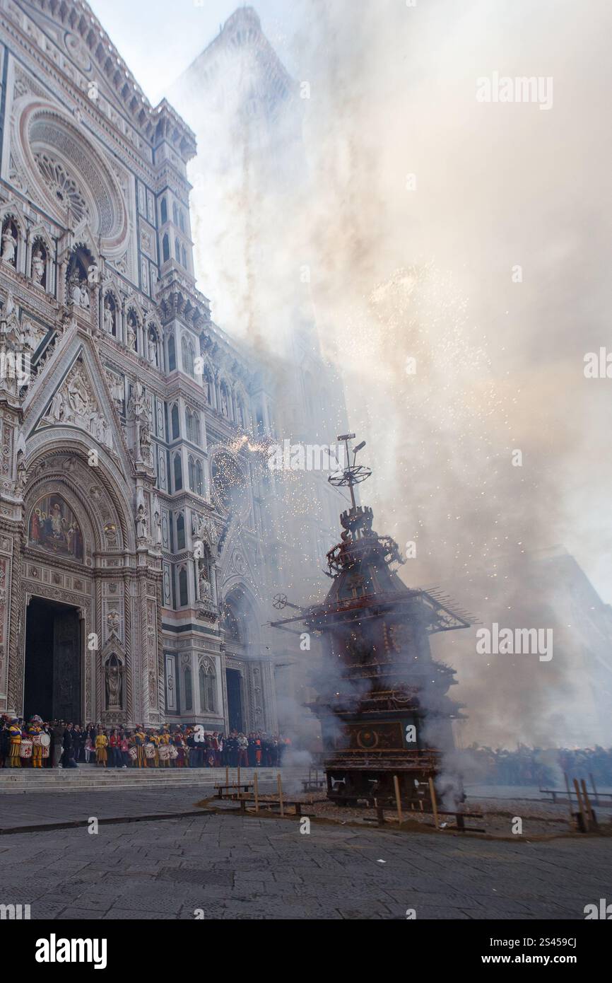 Firenze, Italia. 20 aprile 2014. Scoppio del carro. Un carro, pieno di fuochi d'artificio e altri fuochi d'artificio, 'Brindellone' è illuminato dall'arcivescovo per fornire uno spettacolo storico, durante l'evento 'esplosione del carretto', noto come scoppio del Carro all'interno della celebrazione pasquale a Firenze, il 20 aprile 2014. Piazza del Duomo, Firenze, Italia (foto di Andrea Martini/NurPhoto) credito: NurPhoto SRL/Alamy Live News Foto Stock