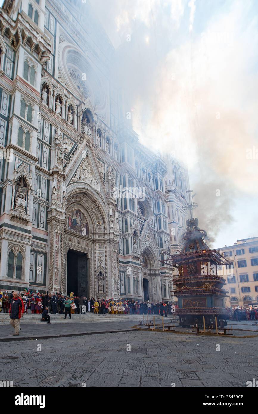 Firenze, Italia. 20 aprile 2014. Scoppio del carro. Un carro, pieno di fuochi d'artificio e altri fuochi d'artificio, 'Brindellone' è illuminato dall'arcivescovo per fornire uno spettacolo storico, durante l'evento 'esplosione del carretto', noto come scoppio del Carro all'interno della celebrazione pasquale a Firenze, il 20 aprile 2014. Piazza del Duomo, Firenze, Italia (foto di Andrea Martini/NurPhoto) credito: NurPhoto SRL/Alamy Live News Foto Stock