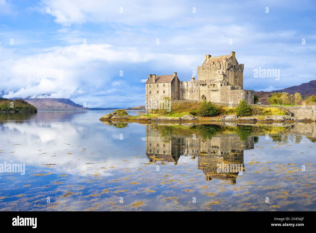 Il castello di Eilean Donan si riflette nelle acque di Loch Duich vicino a Dornie da Kyle di Lochalsh Ross e Cromarty Western Highlands della Scozia Regno Unito Europa Foto Stock