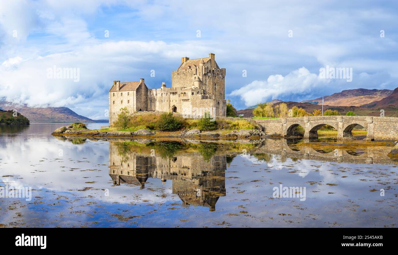Il castello di Eilean Donan si riflette nelle acque di Loch Duich vicino a Dornie da Kyle di Lochalsh Ross e Cromarty Western Highlands della Scozia Regno Unito Europa Foto Stock