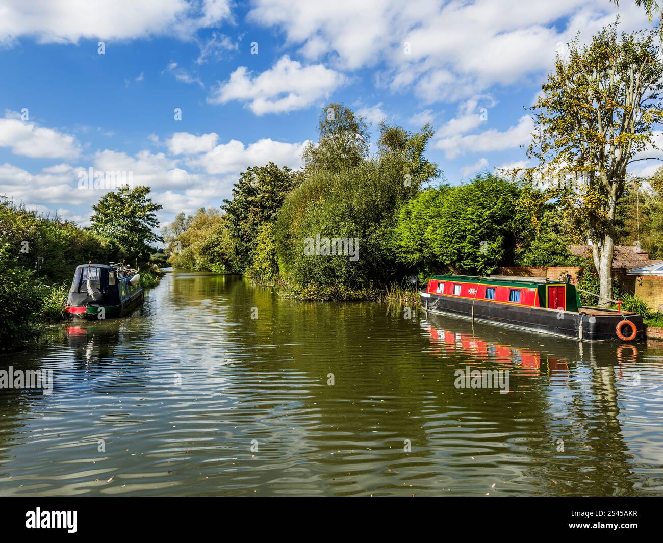 Case galleggianti lungo il canale Kennet e Avon vicino a Hungerford nel Berkshire. Foto Stock